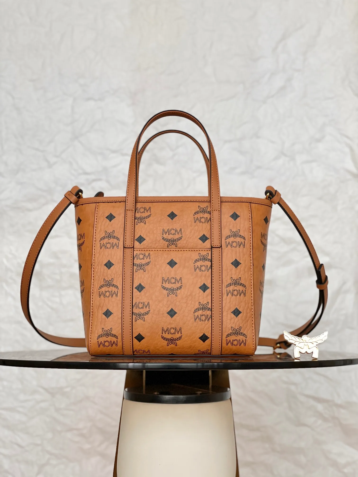 ®Upgraded version® classic vegetable basket shopping bag 𝐌𝐂𝐌 𝐀𝐫𝐞𝐧 𝐓𝐨𝐧𝐢 𝐕𝐢𝐬𝐞𝐭𝐨𝐬 𝐦𝐢𝐧𝐢👜 💰P520 Exclusive®️Classic Cognac Brown™ upgrade 🉑️Single shoulder🉑️Crossbody. The new version is on sale simultaneously on the official website! Super classic vegetable basket! Matching, daily use, functionality, and cost-effectiveness are all key points! A very good bag. Inherited classic design, multiple carrying methods to choose from, simple and elegant, and very practical.  Size: 19*9.5*18.5cm Shoulder strap: 98-114cm/detachable Handle: drop length 10cm Color: cognac/brown 🏾 520 comes with box