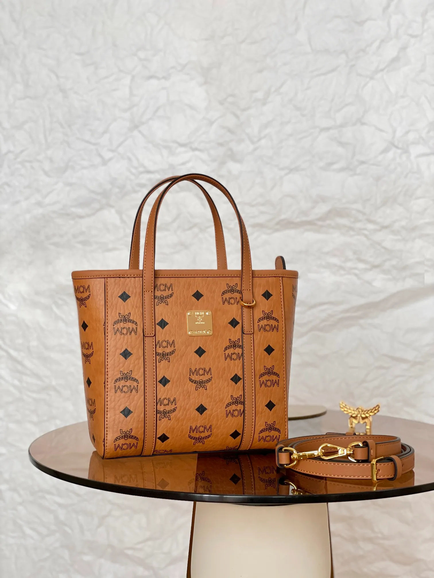®Upgraded version® classic vegetable basket shopping bag 𝐌𝐂𝐌 𝐀𝐫𝐞𝐧 𝐓𝐨𝐧𝐢 𝐕𝐢𝐬𝐞𝐭𝐨𝐬 𝐦𝐢𝐧𝐢👜 💰P520 Exclusive®️Classic Cognac Brown™ upgrade 🉑️Single shoulder🉑️Crossbody. The new version is on sale simultaneously on the official website! Super classic vegetable basket! Matching, daily use, functionality, and cost-effectiveness are all key points! A very good bag. Inherited classic design, multiple carrying methods to choose from, simple and elegant, and very practical.  Size: 19*9.5*18.5cm Shoulder strap: 98-114cm/detachable Handle: drop length 10cm Color: cognac/brown 🏾 520 comes with box