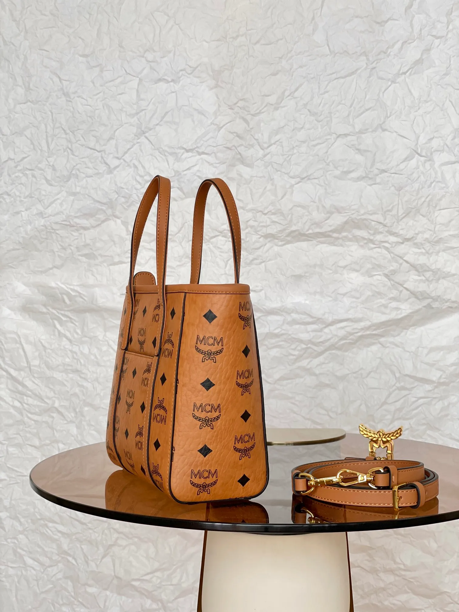 ®Upgraded version® classic vegetable basket shopping bag 𝐌𝐂𝐌 𝐀𝐫𝐞𝐧 𝐓𝐨𝐧𝐢 𝐕𝐢𝐬𝐞𝐭𝐨𝐬 𝐦𝐢𝐧𝐢👜 💰P520 Exclusive®️Classic Cognac Brown™ upgrade 🉑️Single shoulder🉑️Crossbody. The new version is on sale simultaneously on the official website! Super classic vegetable basket! Matching, daily use, functionality, and cost-effectiveness are all key points! A very good bag. Inherited classic design, multiple carrying methods to choose from, simple and elegant, and very practical.  Size: 19*9.5*18.5cm Shoulder strap: 98-114cm/detachable Handle: drop length 10cm Color: cognac/brown 🏾 520 comes with box