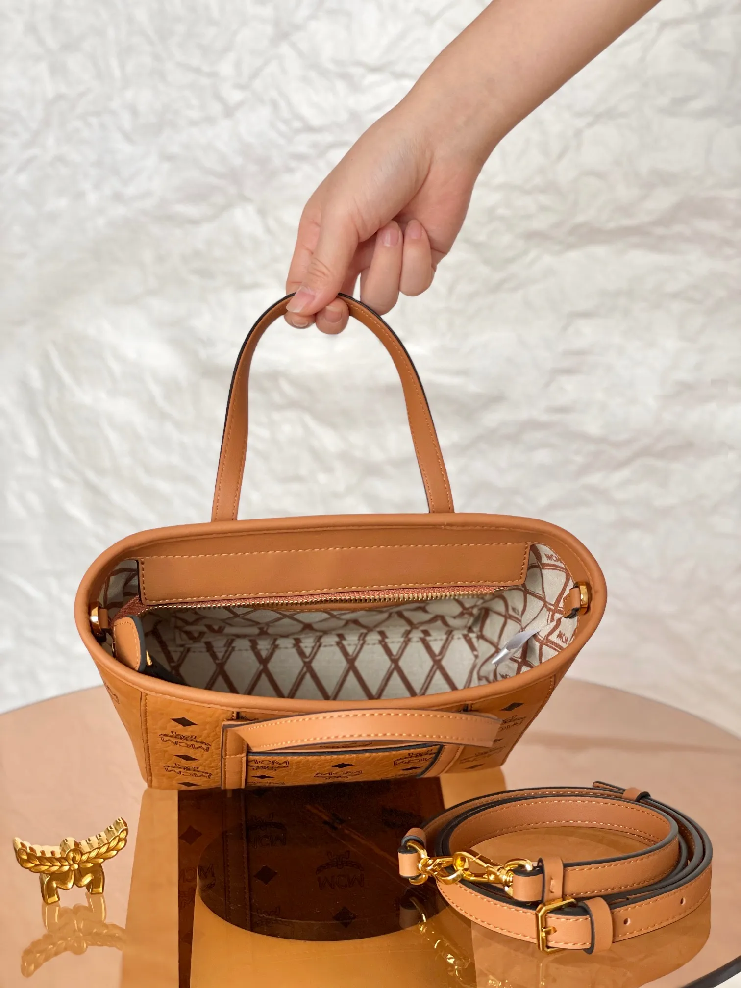 ®Upgraded version® classic vegetable basket shopping bag 𝐌𝐂𝐌 𝐀𝐫𝐞𝐧 𝐓𝐨𝐧𝐢 𝐕𝐢𝐬𝐞𝐭𝐨𝐬 𝐦𝐢𝐧𝐢👜 💰P520 Exclusive®️Classic Cognac Brown™ upgrade 🉑️Single shoulder🉑️Crossbody. The new version is on sale simultaneously on the official website! Super classic vegetable basket! Matching, daily use, functionality, and cost-effectiveness are all key points! A very good bag. Inherited classic design, multiple carrying methods to choose from, simple and elegant, and very practical.  Size: 19*9.5*18.5cm Shoulder strap: 98-114cm/detachable Handle: drop length 10cm Color: cognac/brown 🏾 520 comes with box