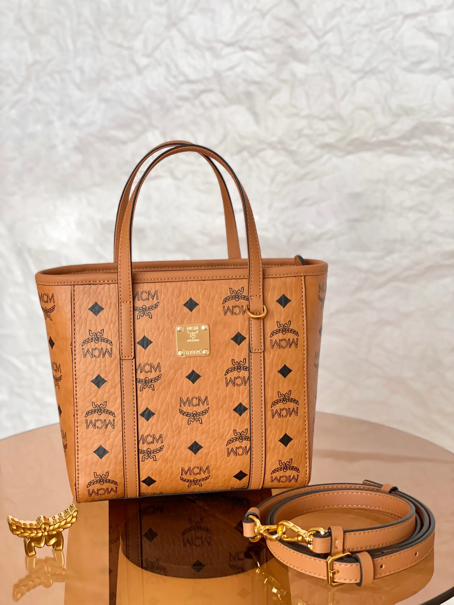 ®Upgraded version® classic vegetable basket shopping bag 𝐌𝐂𝐌 𝐀𝐫𝐞𝐧 𝐓𝐨𝐧𝐢 𝐕𝐢𝐬𝐞𝐭𝐨𝐬 𝐦𝐢𝐧𝐢👜 💰P520 Exclusive®️Classic Cognac Brown™ upgrade 🉑️Single shoulder🉑️Crossbody. The new version is on sale simultaneously on the official website! Super classic vegetable basket! Matching, daily use, functionality, and cost-effectiveness are all key points! A very good bag. Inherited classic design, multiple carrying methods to choose from, simple and elegant, and very practical.  Size: 19*9.5*18.5cm Shoulder strap: 98-114cm/detachable Handle: drop length 10cm Color: cognac/brown 🏾 520 comes with box