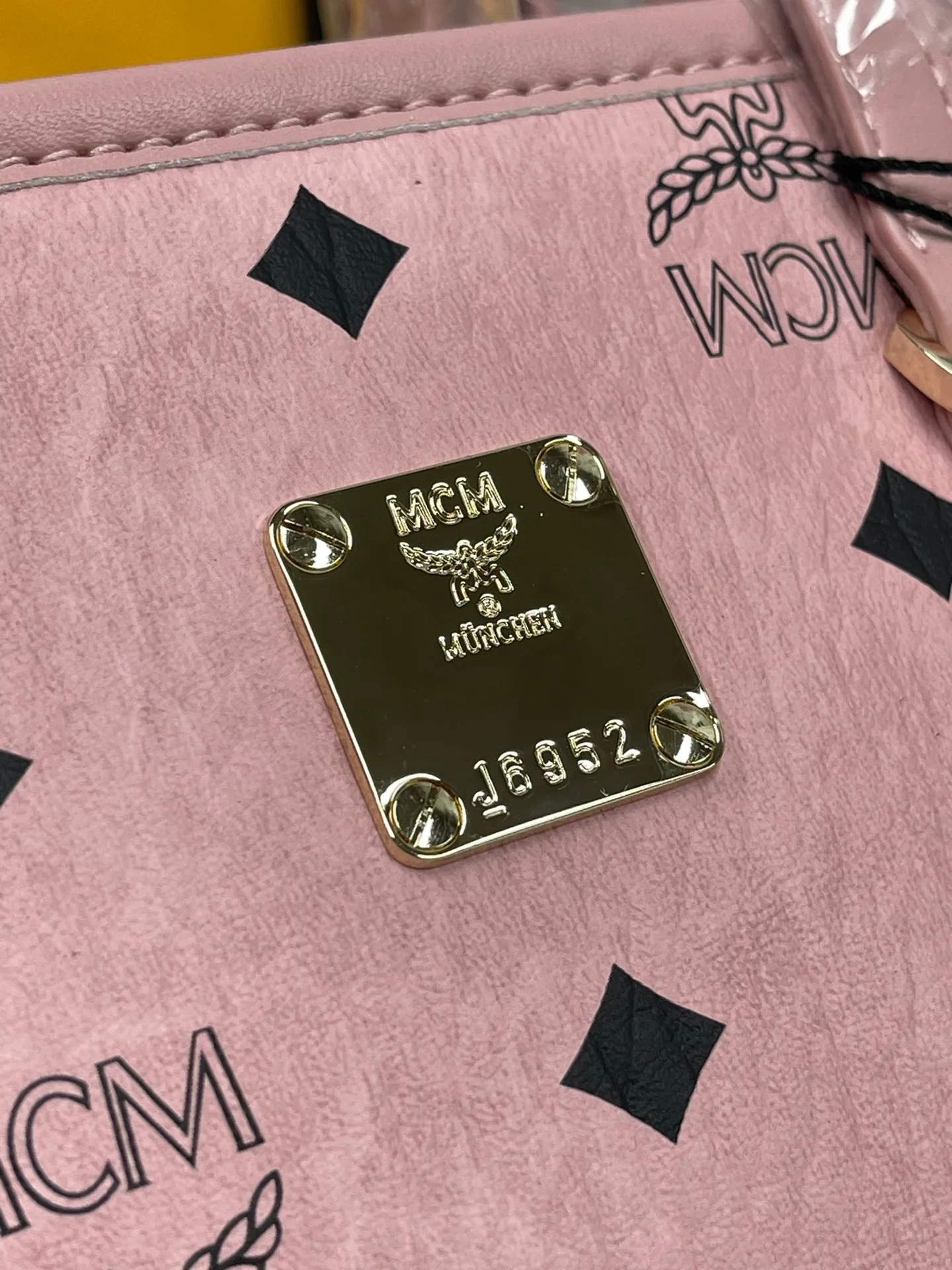 Batch 360💰🎋MCM counter new color new mini vegetable basket🧺Sakura pink·🌸·New upgraded version·High quality✈️ Comes with environmentally friendly gift box♻️🎁Packaging model: Toni Visetos shopping bag has a new look, super beautiful👗 This compact shopping bag is multi-functional and will last forever. Don't let the size of this mini tote fool you, it's designed with spacious interior and exterior compartments to store all your small essentials. The cotton canvas lining features a print inspired by street fashion, subtly retaining MCM's adventurous aesthetic. Pair it with the included cross-body strap for hands-free functionality and greater portability. 16*14🌸