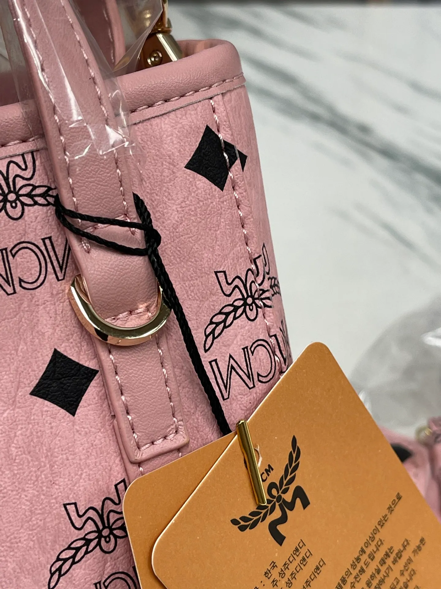 Batch 360💰🎋MCM counter new color new mini vegetable basket🧺Sakura pink·🌸·New upgraded version·High quality✈️ Comes with environmentally friendly gift box♻️🎁Packaging model: Toni Visetos shopping bag has a new look, super beautiful👗 This compact shopping bag is multi-functional and will last forever. Don't let the size of this mini tote fool you, it's designed with spacious interior and exterior compartments to store all your small essentials. The cotton canvas lining features a print inspired by street fashion, subtly retaining MCM's adventurous aesthetic. Pair it with the included cross-body strap for hands-free functionality and greater portability. 16*14🌸