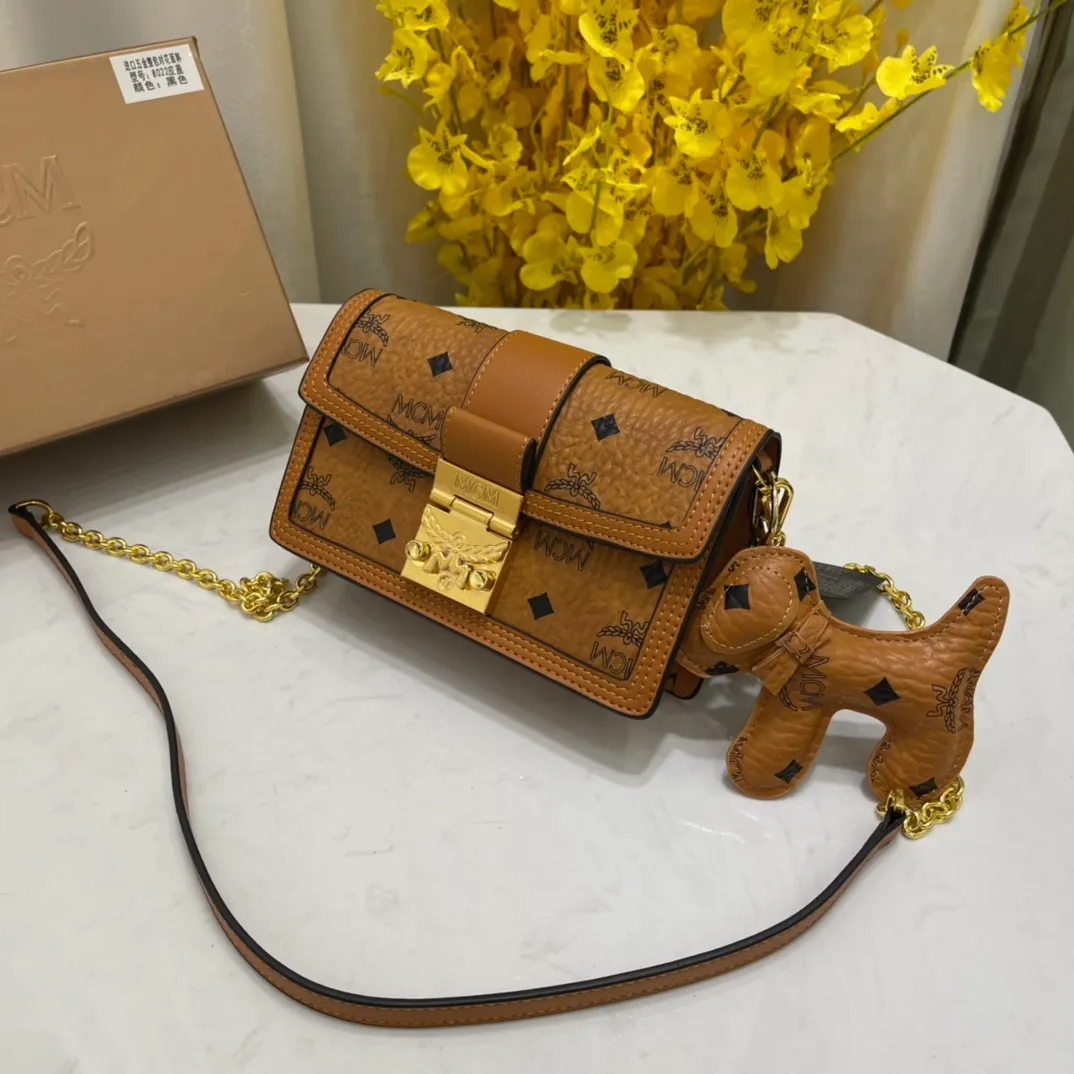 Batch 400💰Mcm Chain Small Square Bag Patricia Crossbody Bag Shoulder Bag, Model: 8021🌸Made of coated canvas, accordion-style compartment, internal coin pocket, cash compartment and multiple card slots, with laurel lock on the outside. Paired with a detachable chain⛓️, it can be held by hand or carried on the shoulder and packaged in a gift box. Size: 19*5*12cm. 🌸