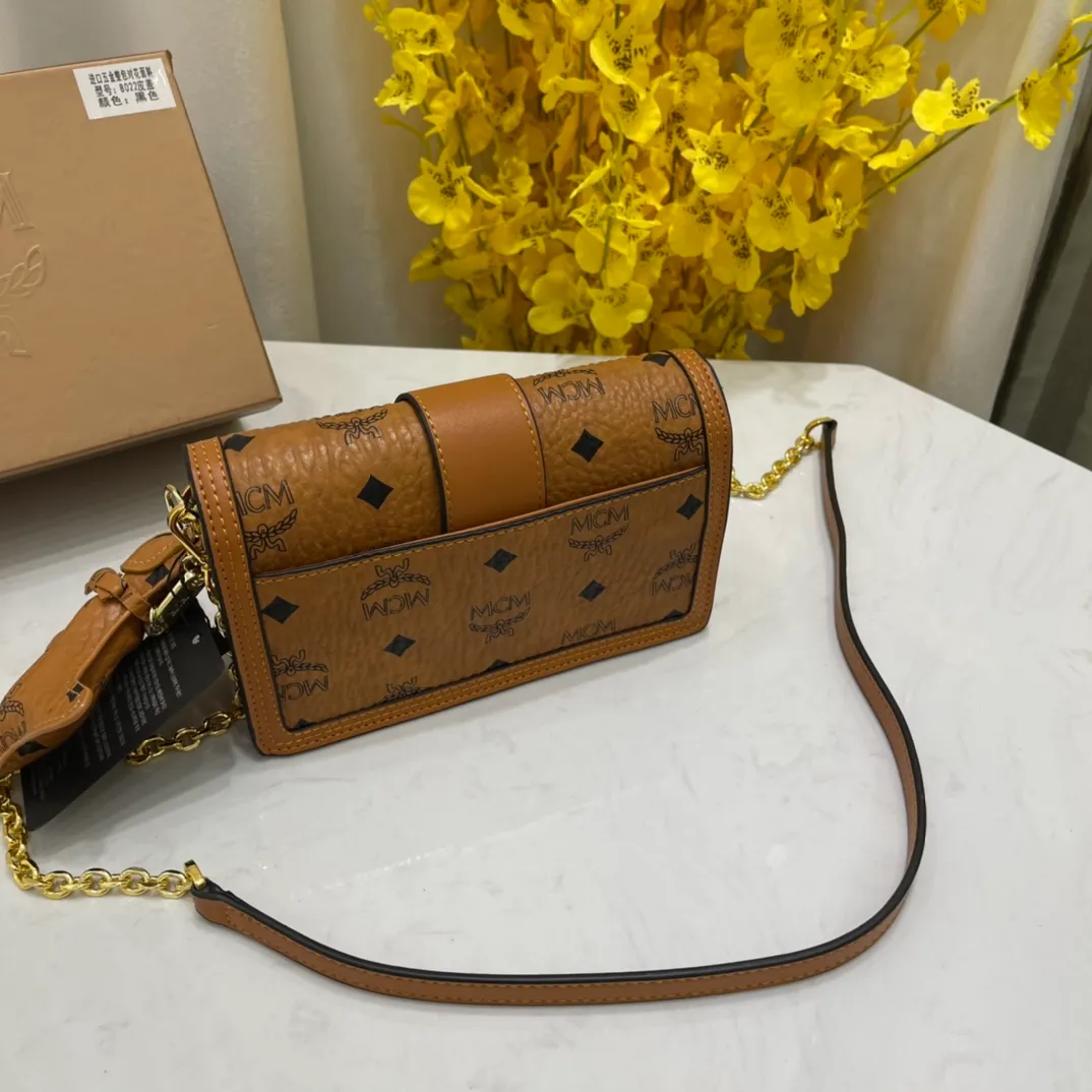 Batch 400💰Mcm Chain Small Square Bag Patricia Crossbody Bag Shoulder Bag, Model: 8021🌸Made of coated canvas, accordion-style compartment, internal coin pocket, cash compartment and multiple card slots, with laurel lock on the outside. Paired with a detachable chain⛓️, it can be held by hand or carried on the shoulder and packaged in a gift box. Size: 19*5*12cm. 🌸