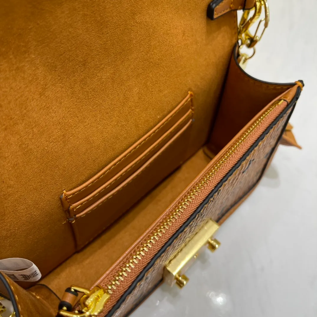 Batch 400💰Mcm Chain Small Square Bag Patricia Crossbody Bag Shoulder Bag, Model: 8021🌸Made of coated canvas, accordion-style compartment, internal coin pocket, cash compartment and multiple card slots, with laurel lock on the outside. Paired with a detachable chain⛓️, it can be held by hand or carried on the shoulder and packaged in a gift box. Size: 19*5*12cm. 🌸