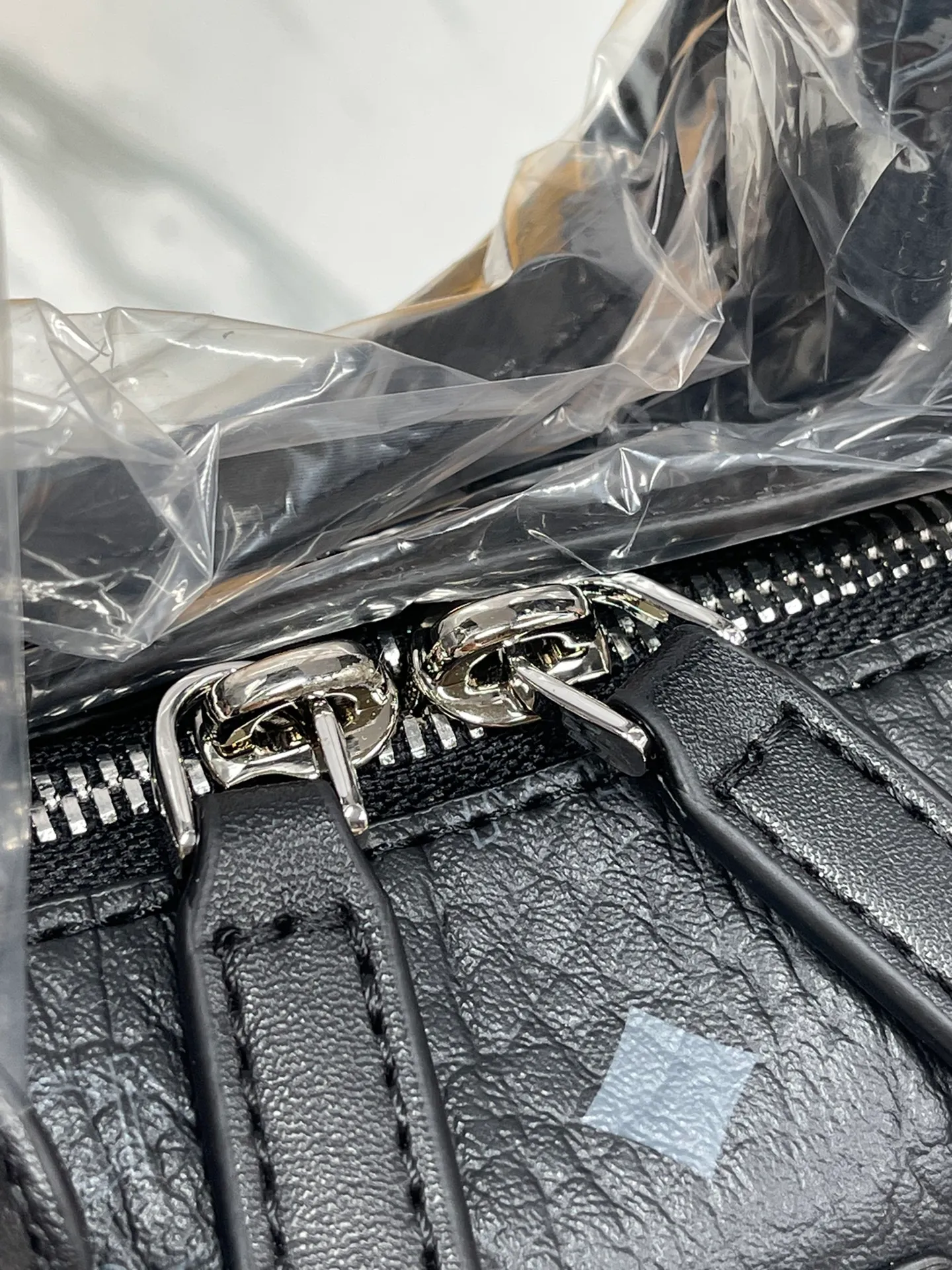 P380💰MCM new upgraded version✈️·High quality💐With gift box🎁Packaging [Exclusive real shot] Model Mini Boston This Boston handbag is made of classic Visetos material, which expresses tribute to MCM's roots in travel. Its shape is reminiscent of a weekender bag, with clean lines and an extended zipper for easy opening. The workmanship is meticulous and meticulous, with the top handles wrapped, stitched and edge-painted by hand. Size: 18*9.5cm