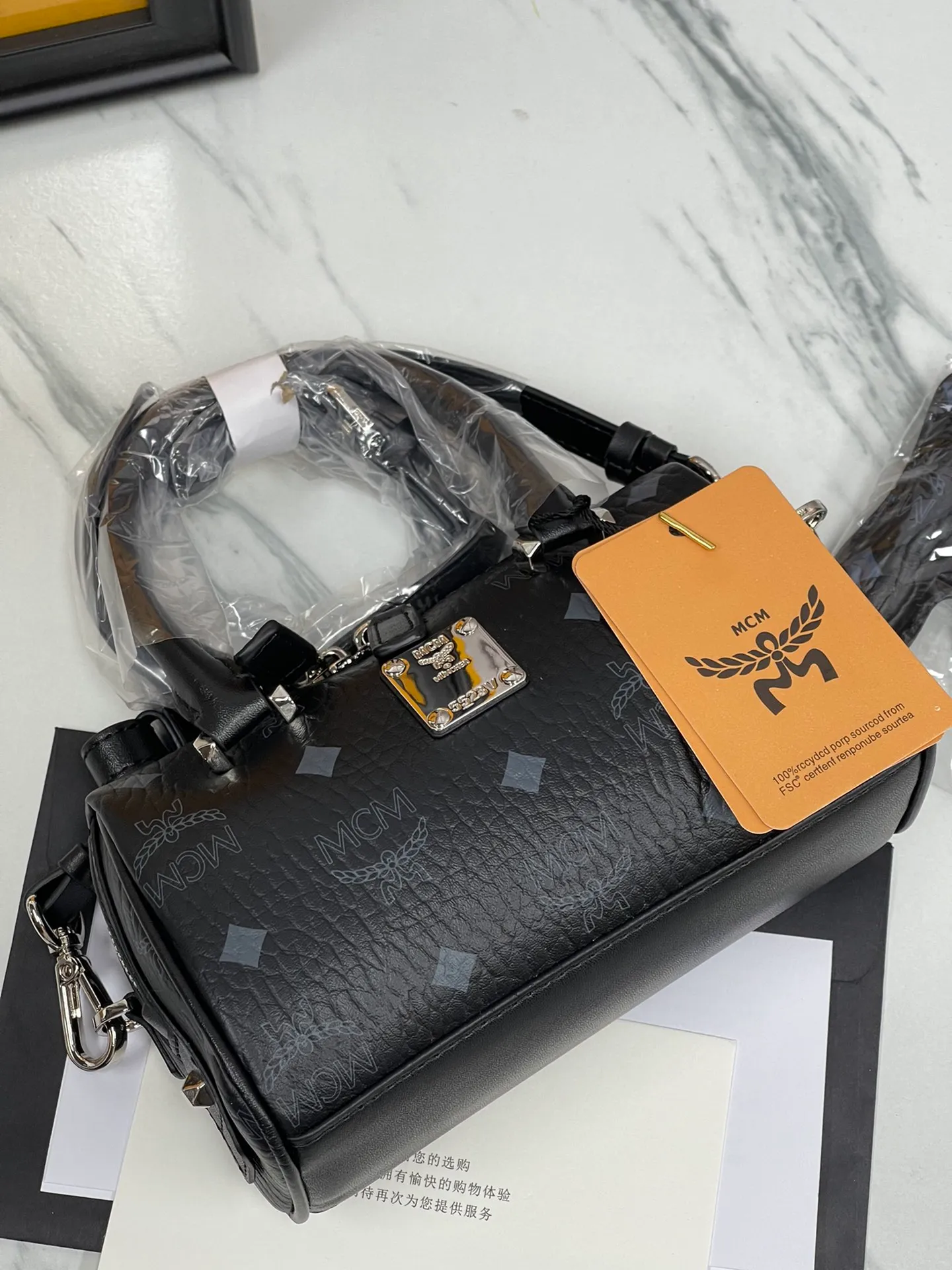 P380💰MCM new upgraded version✈️·High quality💐With gift box🎁Packaging [Exclusive real shot] Model Mini Boston This Boston handbag is made of classic Visetos material, which expresses tribute to MCM's roots in travel. Its shape is reminiscent of a weekender bag, with clean lines and an extended zipper for easy opening. The workmanship is meticulous and meticulous, with the top handles wrapped, stitched and edge-painted by hand. Size: 18*9.5cm