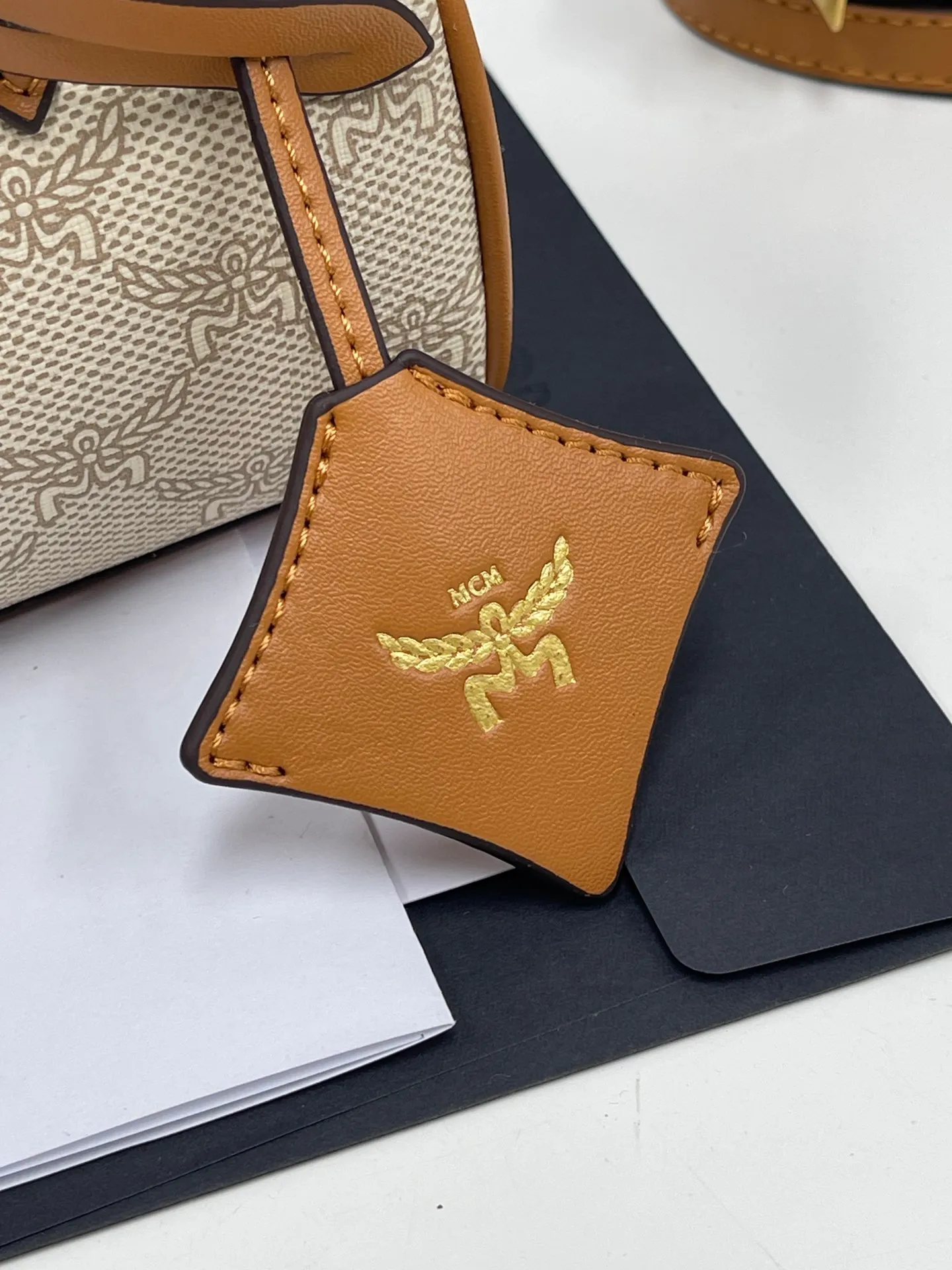 Batch 400💰MCM's new upgrade✈️New Boston mini pillow bag💐with gift box🎁Packaging [Exclusive real shot] Model: 701 Mini Boston With leather tag and engraved logo metal padlock, this Boston handbag is made of classic Visetos materials, which pays tribute to MCM's roots in travel. Its shape is reminiscent of a weekender bag, with clean lines and an extended zipper for easy opening. The workmanship is fine and meticulous. Size: 18*9.5cm