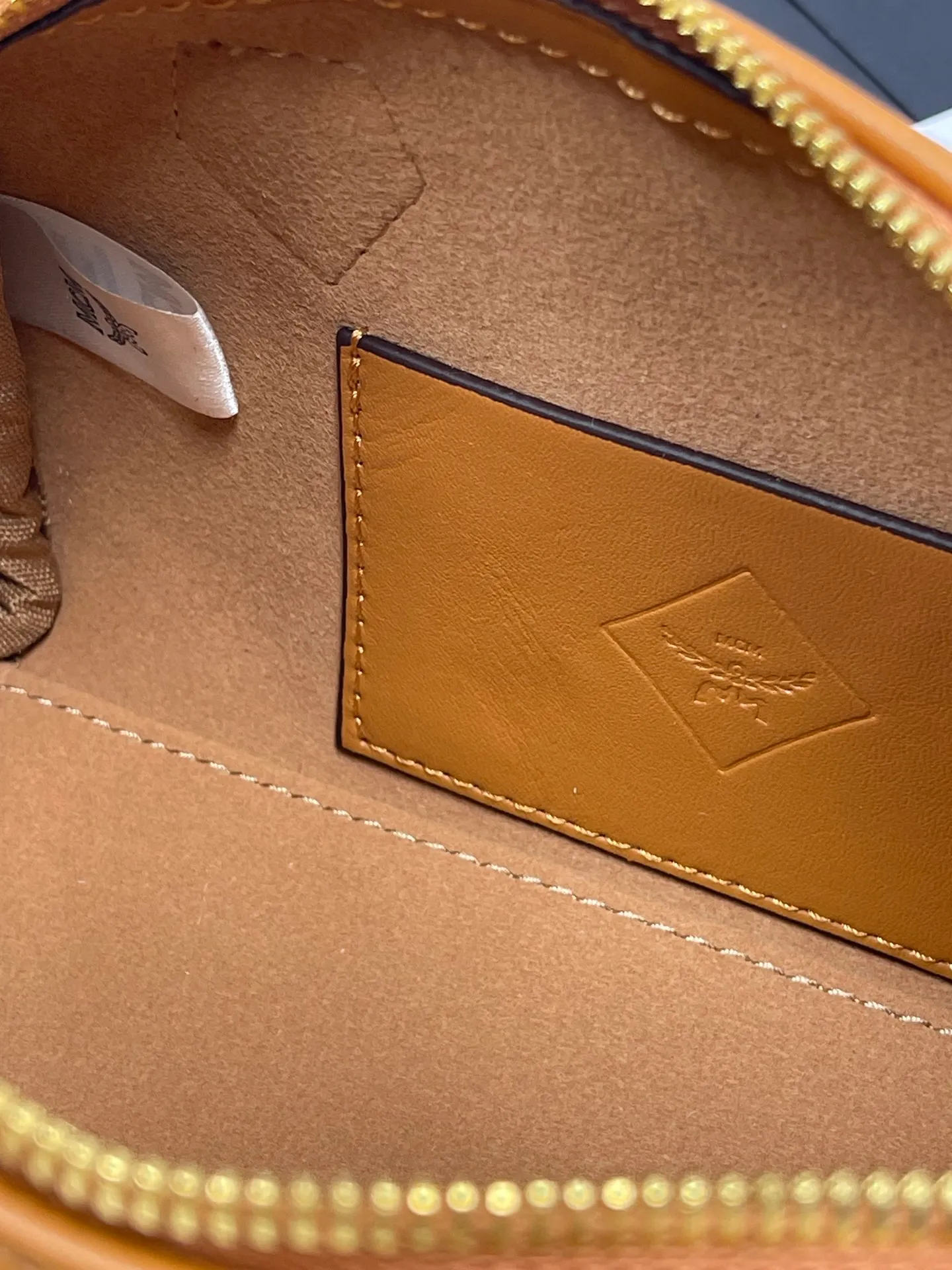 Batch 400💰MCM's new upgrade✈️New Boston mini pillow bag💐with gift box🎁Packaging [Exclusive real shot] Model: 701 Mini Boston With leather tag and engraved logo metal padlock, this Boston handbag is made of classic Visetos materials, which pays tribute to MCM's roots in travel. Its shape is reminiscent of a weekender bag, with clean lines and an extended zipper for easy opening. The workmanship is fine and meticulous. Size: 18*9.5cm