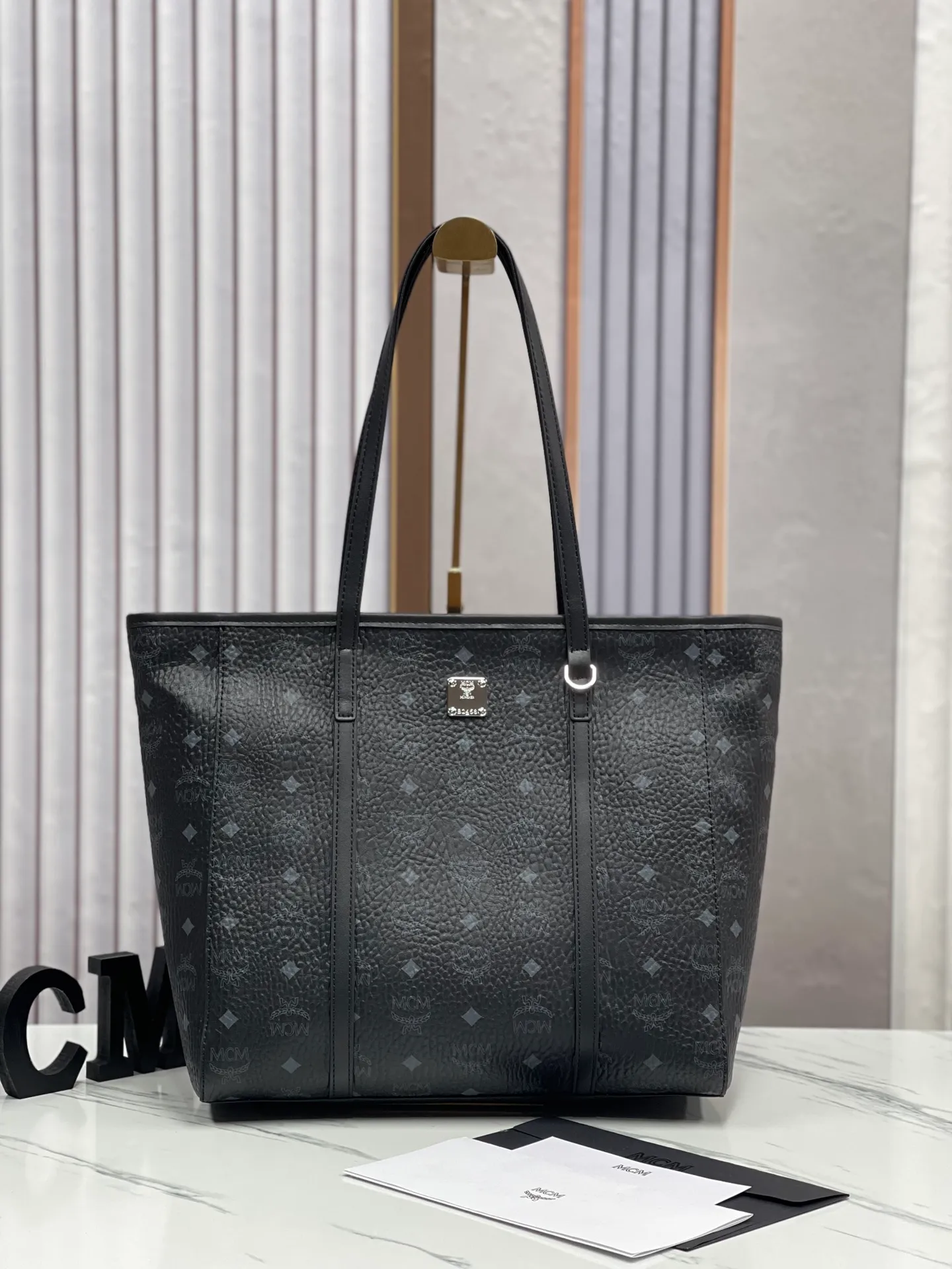 Batch 420💐MCM large shopping bag [New model launched] No gift box🎁Packaging Model 09. 🦁️Toni shopping bag is made of classic Visetos material and decorated with soft Nappa leather trim. The trapezoidal shape combines aesthetic features with strong practicality. Inside, the luxurious cotton canvas compartment is printed with a chain-link pattern inspired by traditional street fashion, and a top zip closure keeps belongings safe. Dimensions: 32 x 32 x 16.0 cm,