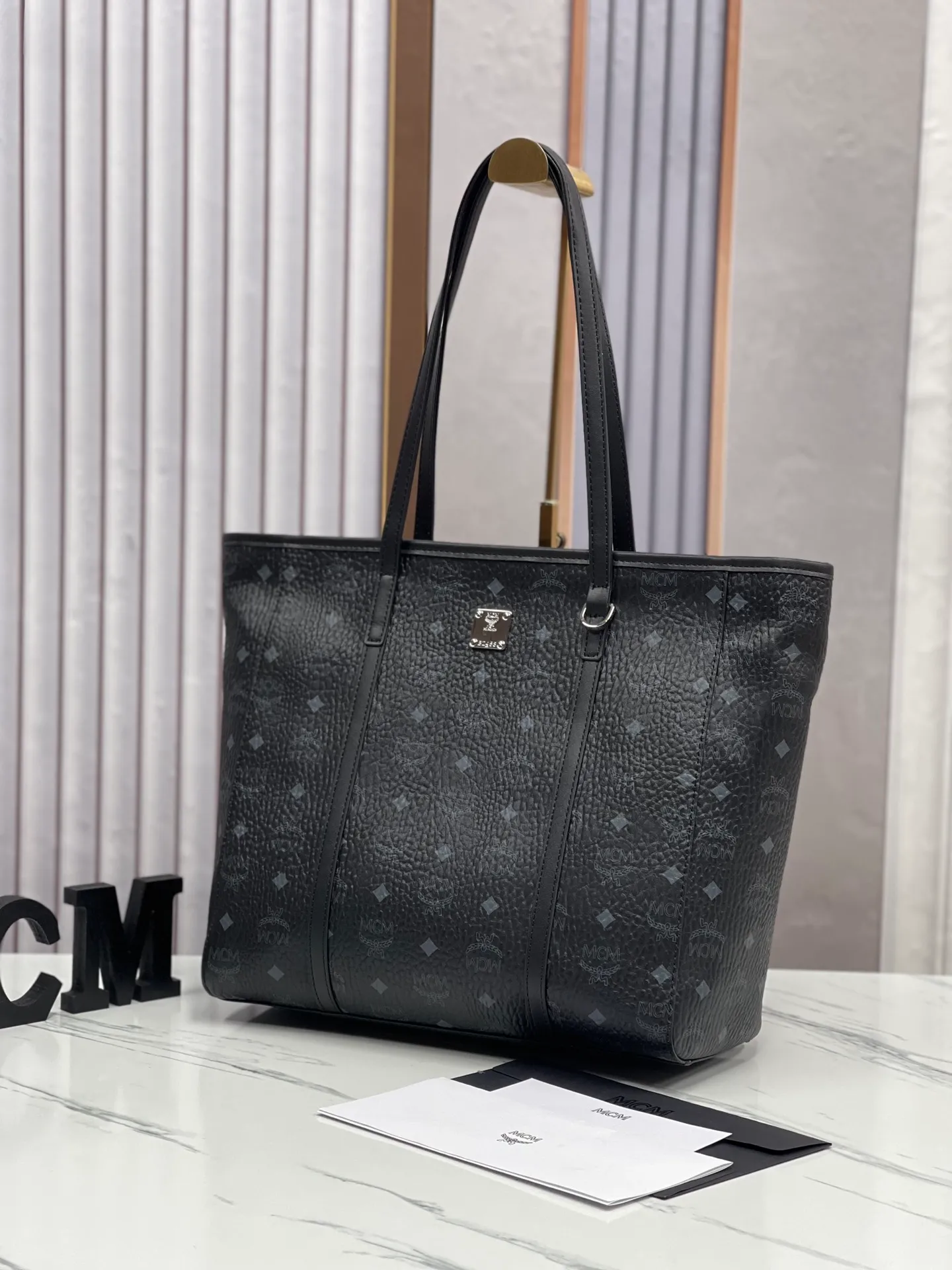 Batch 420💐MCM large shopping bag [New model launched] No gift box🎁Packaging Model 09. 🦁️Toni shopping bag is made of classic Visetos material and decorated with soft Nappa leather trim. The trapezoidal shape combines aesthetic features with strong practicality. Inside, the luxurious cotton canvas compartment is printed with a chain-link pattern inspired by traditional street fashion, and a top zip closure keeps belongings safe. Dimensions: 32 x 32 x 16.0 cm,