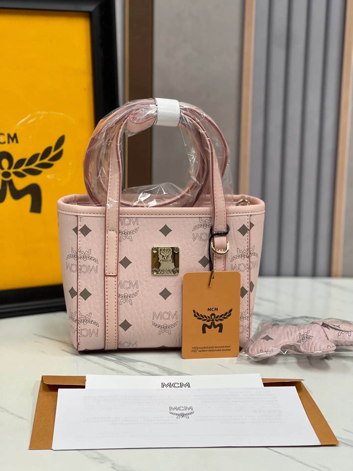 Batch 360💰🎋MCM counter new style·Mini vegetable basket🧺🌸·New upgraded version·High quality✈️ Comes with an environmentally friendly gift box♻️🎁Packaging model: Toni Visetos shopping bag has a new look, super beautiful👗 This compact shopping bag is multi-functional and will last forever. Don't let the size of this mini tote fool you, it's designed with spacious interior and exterior compartments to store all your small essentials. The cotton canvas lining features a print inspired by street fashion, subtly retaining MCM's adventurous aesthetic. Pair it with the included cross-body strap for hands-free functionality and greater portability. 16*14🌸
