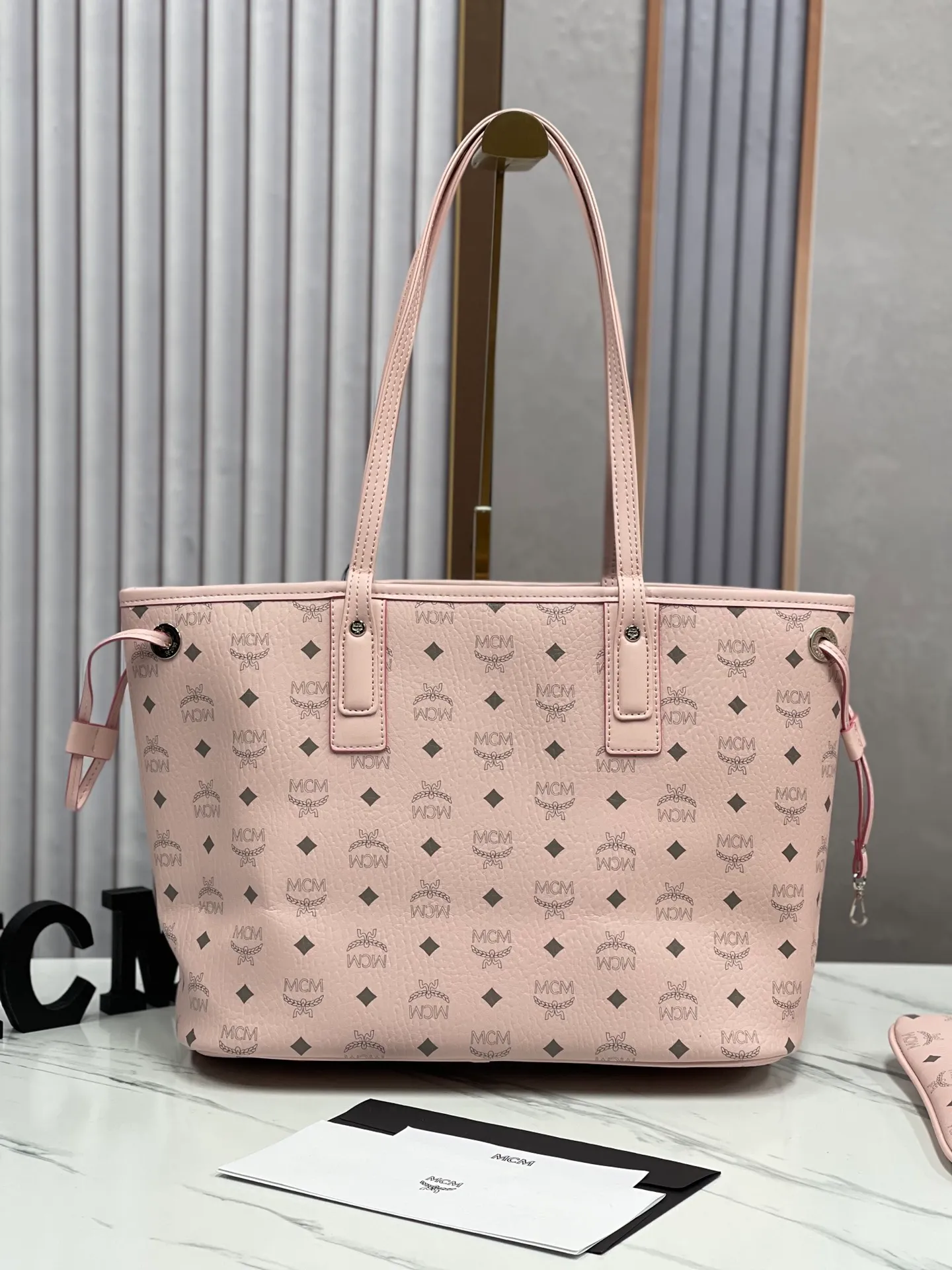 Batch 420💰💐MCM fully upgraded shopping bag master series with counter environmentally friendly ♻️gift box packaging🎁【Exclusive real shot】Model 01. This practical shopping bag in classic Visetos material is trimmed with Nappa leather and can be easily reversible to reveal the optical check print on the back. Plus, its roomy exterior allows for instant adjustments via the leather drawstring. The bag also comes with a detachable clutch that can be used as a separate wallet for short trips, allowing for unparalleled versatility. Medium size: approx. 17.0 x 36.0 x 28.0 cm Medium