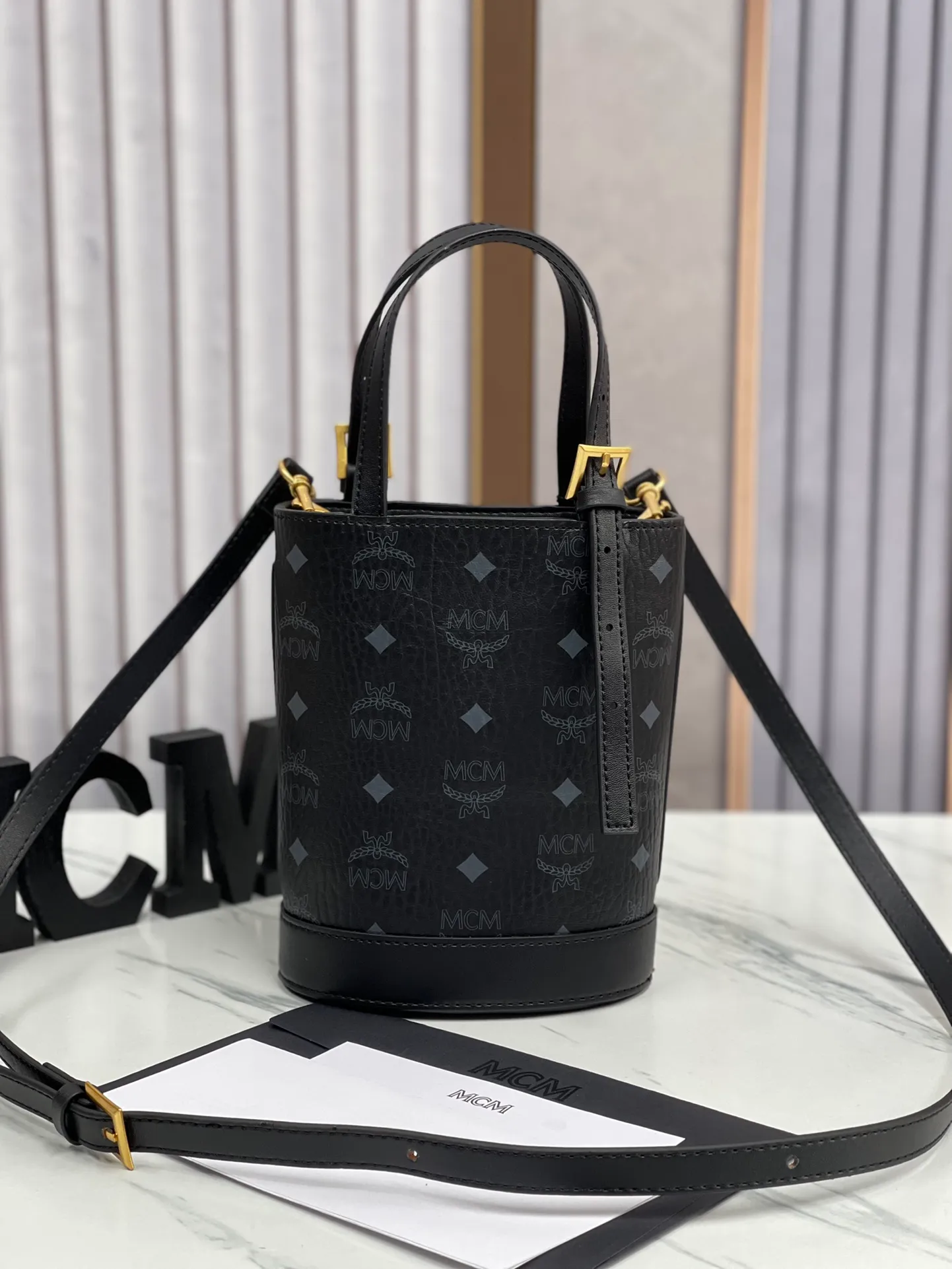 Batch 380💰🎋MCM newly upgraded ✈️ Comes with environmentally friendly gift box♻️🎁2024 counter latest bucket bag Toni Visetos shopping bag has a new look, super beautiful👗 This compact shopping bag is multi-functional and will last forever. Don't let the size of this mini tote fool you, it's designed with spacious interior and exterior compartments to store all your small essentials. The cotton canvas lining features a print inspired by street fashion, subtly retaining MCM's adventurous aesthetic. Pair it with the included cross-body strap for hands-free functionality and greater portability. 19X14.5X9.5