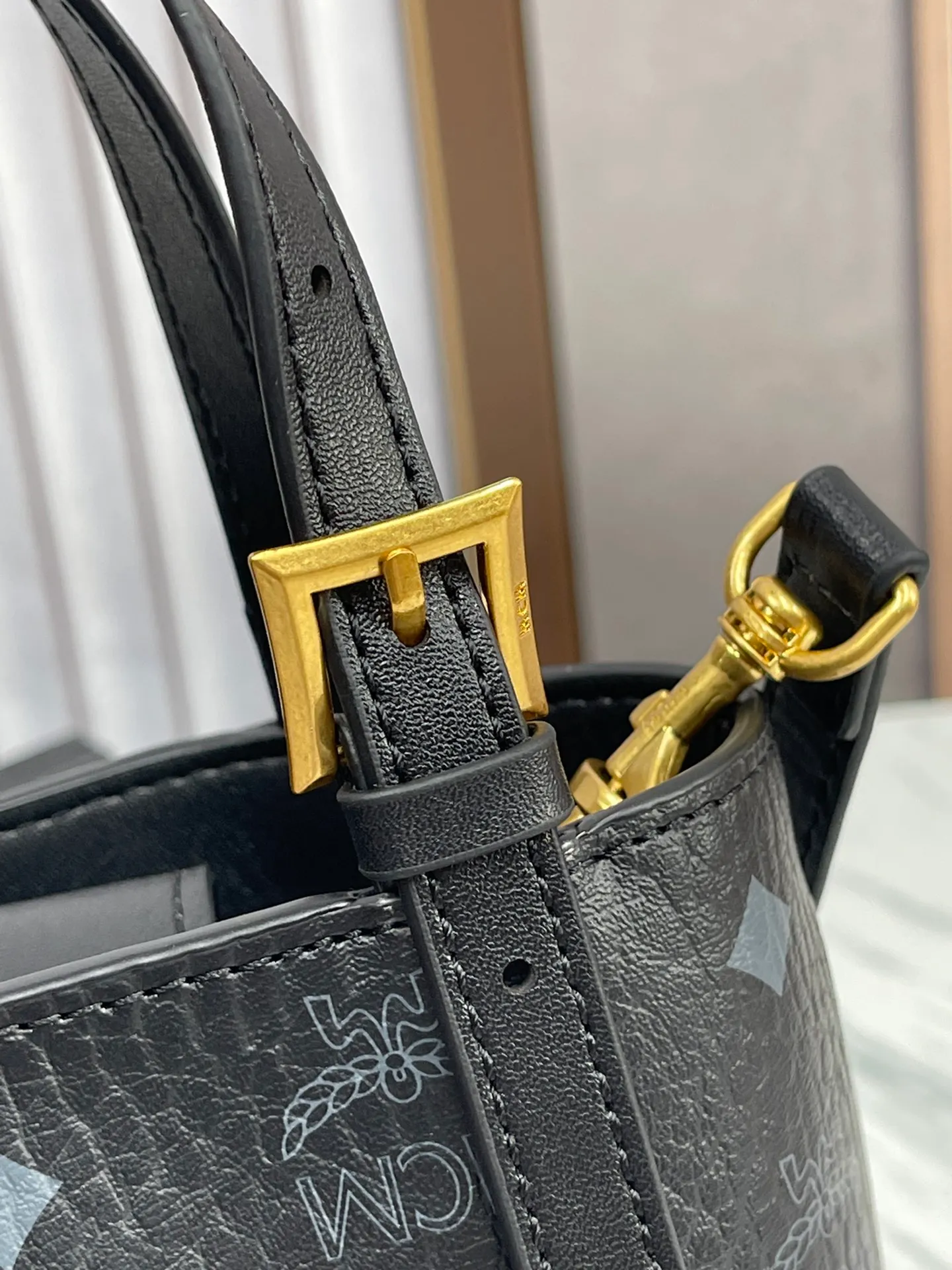 Batch 380💰🎋MCM newly upgraded ✈️ Comes with environmentally friendly gift box♻️🎁2024 counter latest bucket bag Toni Visetos shopping bag has a new look, super beautiful👗 This compact shopping bag is multi-functional and will last forever. Don't let the size of this mini tote fool you, it's designed with spacious interior and exterior compartments to store all your small essentials. The cotton canvas lining features a print inspired by street fashion, subtly retaining MCM's adventurous aesthetic. Pair it with the included cross-body strap for hands-free functionality and greater portability. 19X14.5X9.5