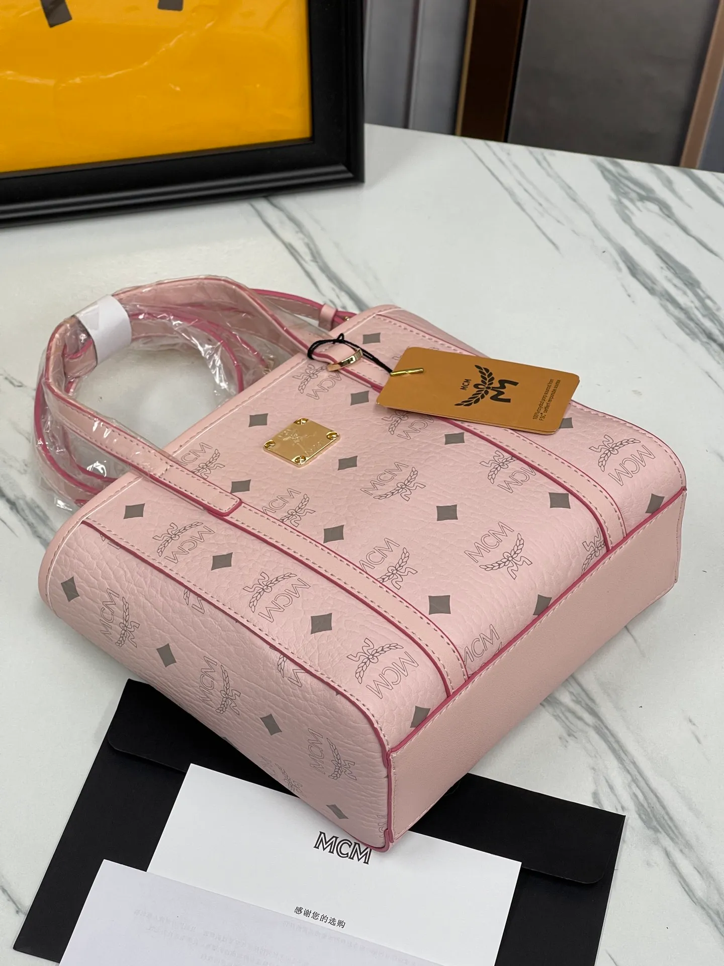 Batch 360💰🎋MCM new upgraded version·High quality✈️ Comes with environmentally friendly gift box♻️🎁Packaging model: 190820 Toni Visetos shopping bag has a new look, super beautiful👗 This compact shopping bag is multi-functional and will last forever. Don't let the size of this mini tote fool you, it's designed with spacious interior and exterior compartments to store all your small essentials. The cotton canvas lining features a print inspired by street fashion, subtly retaining MCM's adventurous aesthetic. Pair it with the included cross-body strap for hands-free functionality and greater portability. 18.5x19x9.5cm🌸