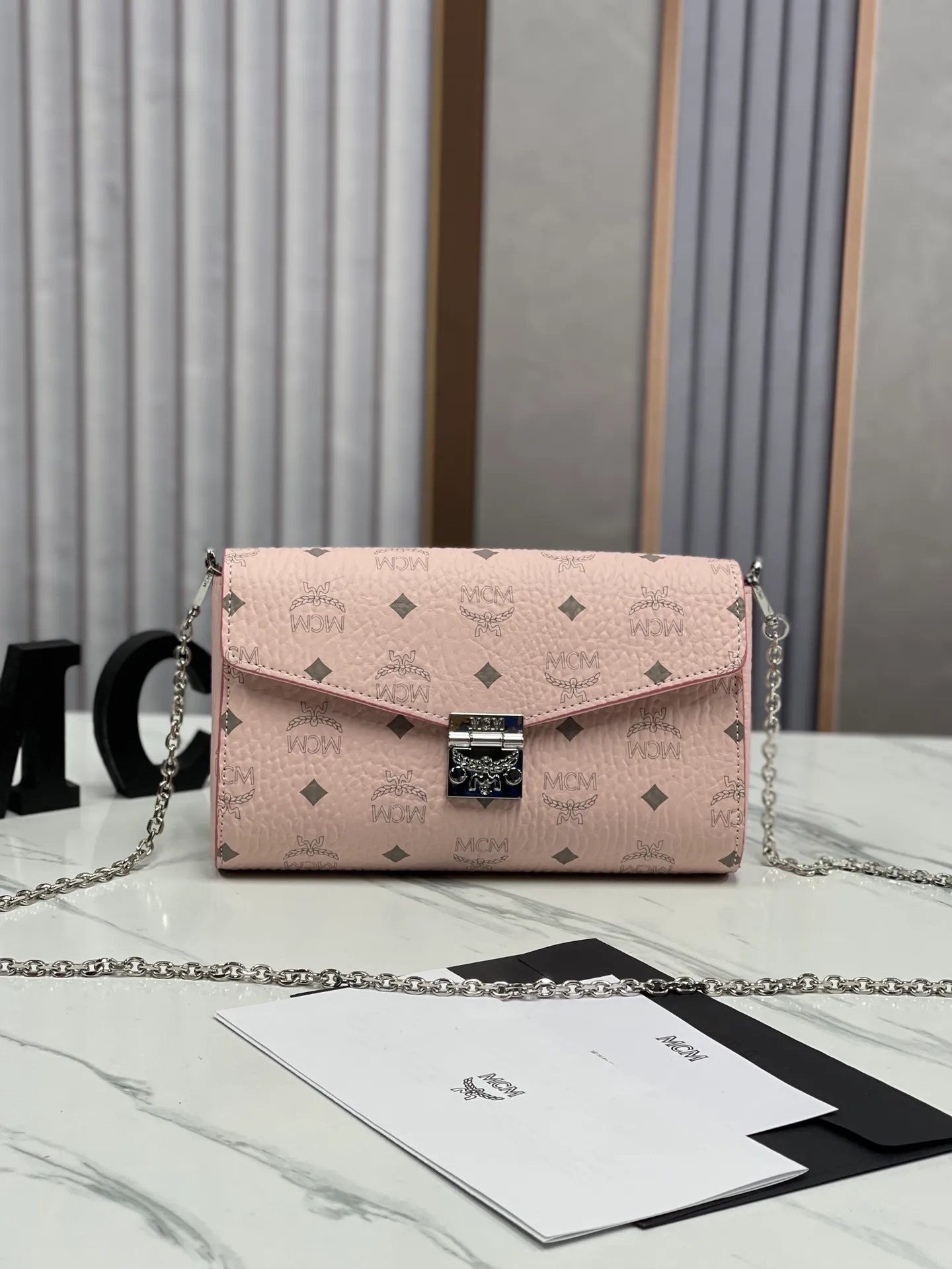 Top original order batch 340 small size 💰350 medium size 💰💐MCM new upgrade ✈️medium size chain with gift box🎁packaging 🌾Model 37158-1 medium size , small size, this Tracy front flap crossbody bag is made of MCM classic visetos material. It is a classic item created for MCM users. It is equipped with a detachable chain strap and bay leaf lock, always interpreting the MCM brand spirit. Size: Actual medium size 23.5*13.5cm, small size 18·11