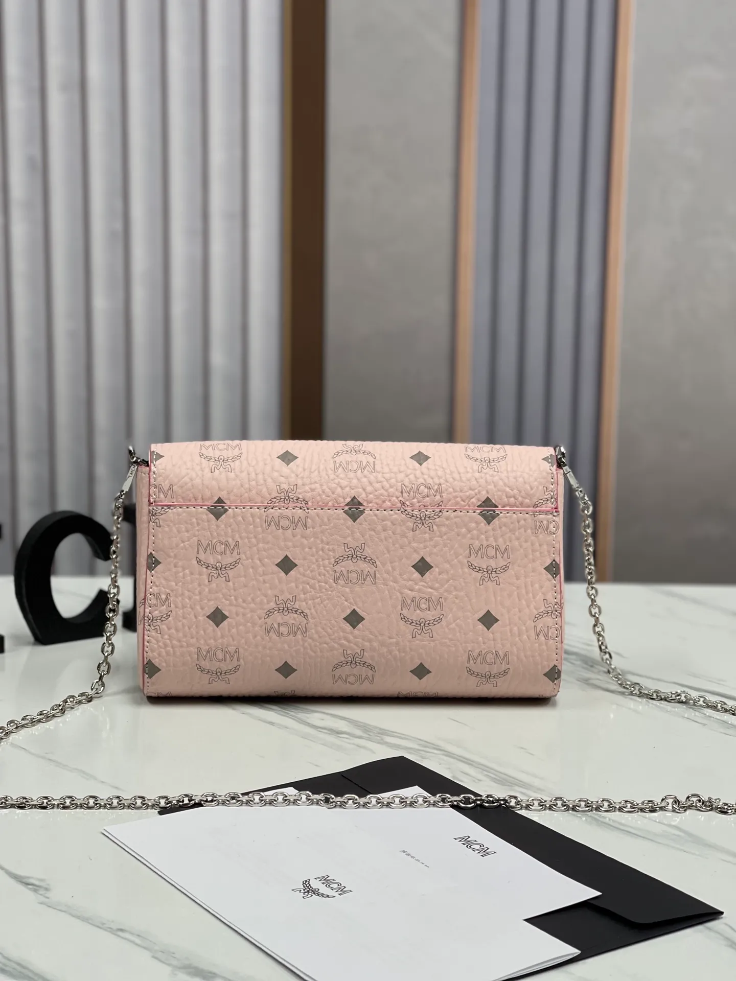 Top original order batch 340 small size 💰350 medium size 💰💐MCM new upgrade ✈️medium size chain with gift box🎁packaging 🌾Model 37158-1 medium size , small size, this Tracy front flap crossbody bag is made of MCM classic visetos material. It is a classic item created for MCM users. It is equipped with a detachable chain strap and bay leaf lock, always interpreting the MCM brand spirit. Size: Actual medium size 23.5*13.5cm, small size 18·11