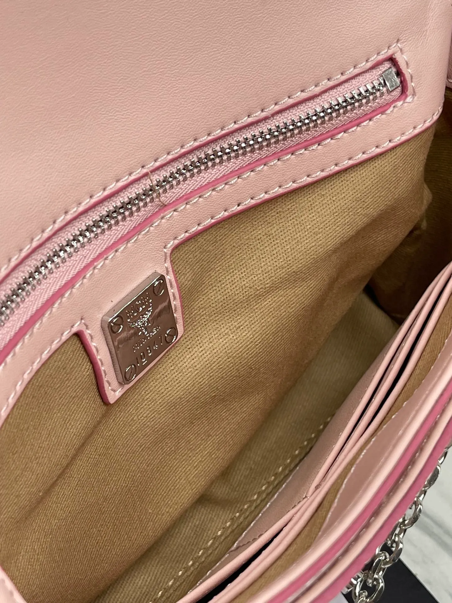 Top original order batch 340 small size 💰350 medium size 💰💐MCM new upgrade ✈️medium size chain with gift box🎁packaging 🌾Model 37158-1 medium size , small size, this Tracy front flap crossbody bag is made of MCM classic visetos material. It is a classic item created for MCM users. It is equipped with a detachable chain strap and bay leaf lock, always interpreting the MCM brand spirit. Size: Actual medium size 23.5*13.5cm, small size 18·11
