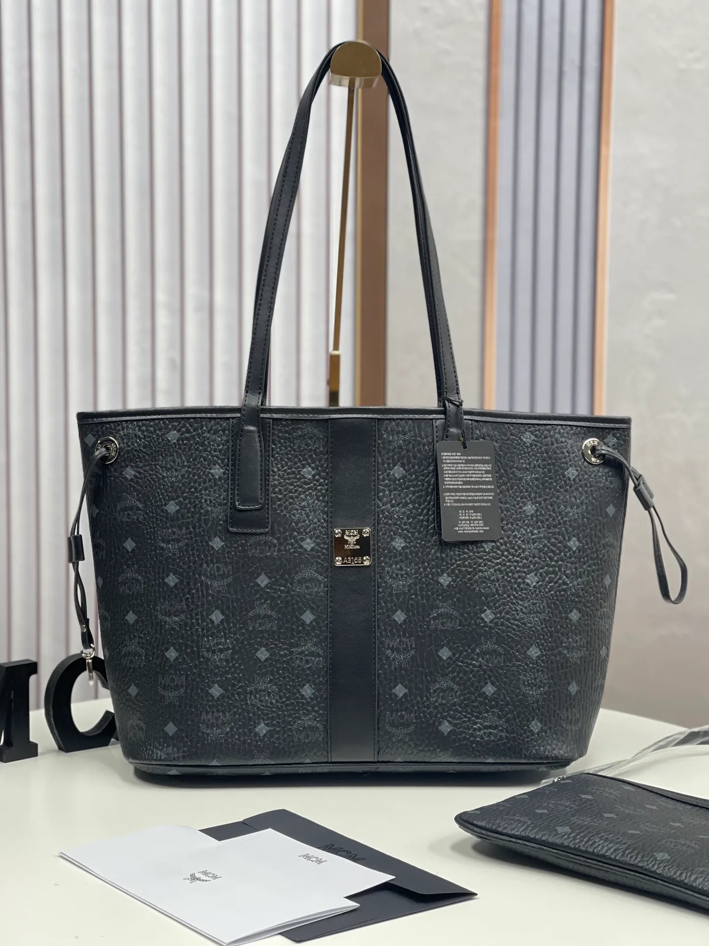 Batch 430💰💐MCM newly upgraded ✈️With gift box packaging🎡New double-sided shopping bag letter bag🔥Model 011 [Exclusive real shot] Two classic looks are integrated into one daily item. This medium-sized Liz shopping bag is made of Visetos and Nappa calf leather and is reversible. The inside can be flipped out to reveal Cubic's classic pattern. Plus, the lightweight exterior expands and contracts with the leather drawstring. The included detachable zippered clutch adds to the functionality of this shopping bag and can also be removed and used as a separate wallet for short trips. Dimensions: Actual medium size approximately 17.0 x 36.0 x 28.0 cm.