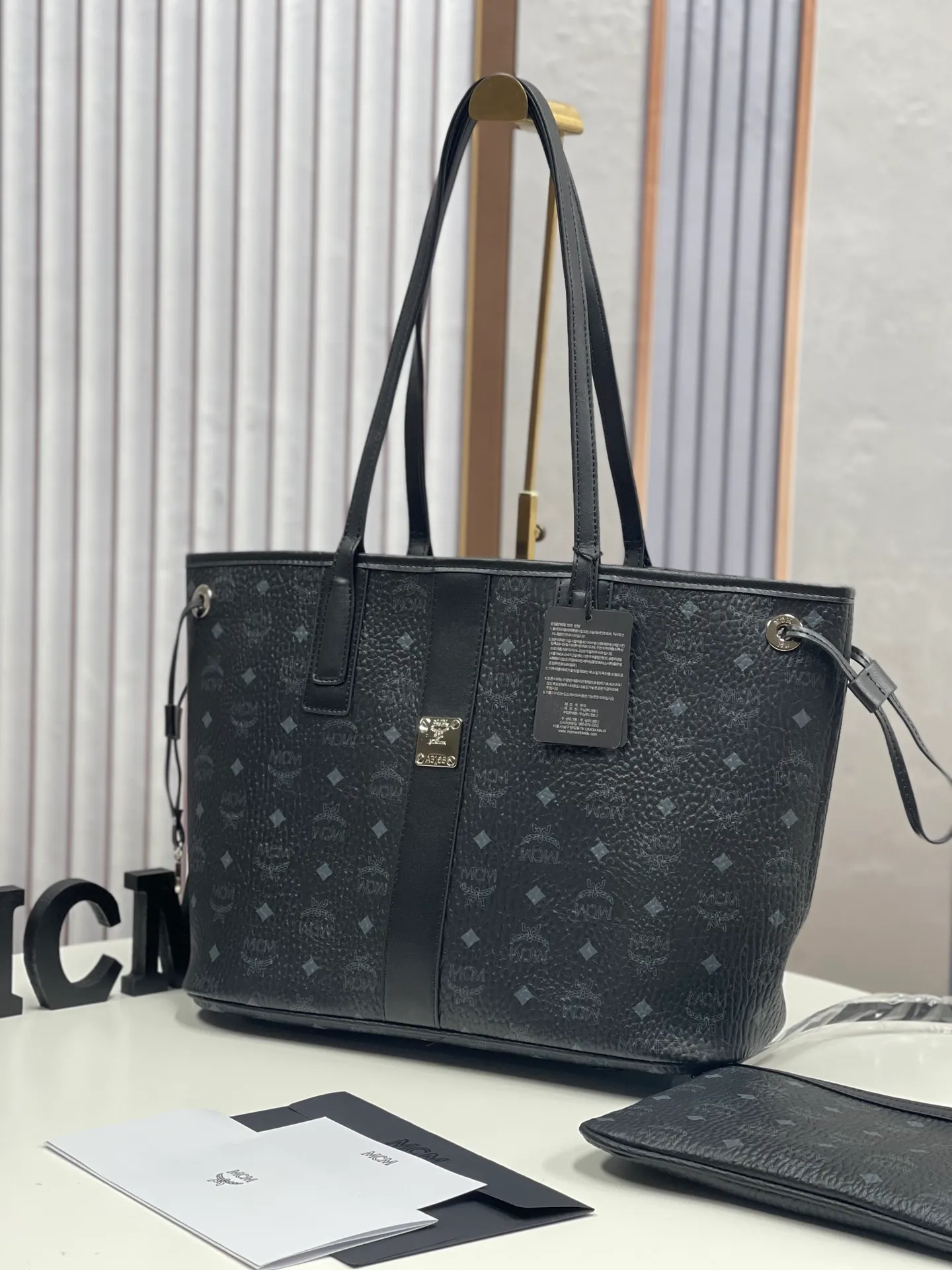 Batch 430💰💐MCM newly upgraded ✈️With gift box packaging🎡New double-sided shopping bag letter bag🔥Model 011 [Exclusive real shot] Two classic looks are integrated into one daily item. This medium-sized Liz shopping bag is made of Visetos and Nappa calf leather and is reversible. The inside can be flipped out to reveal Cubic's classic pattern. Plus, the lightweight exterior expands and contracts with the leather drawstring. The included detachable zippered clutch adds to the functionality of this shopping bag and can also be removed and used as a separate wallet for short trips. Dimensions: Actual medium size approximately 17.0 x 36.0 x 28.0 cm.