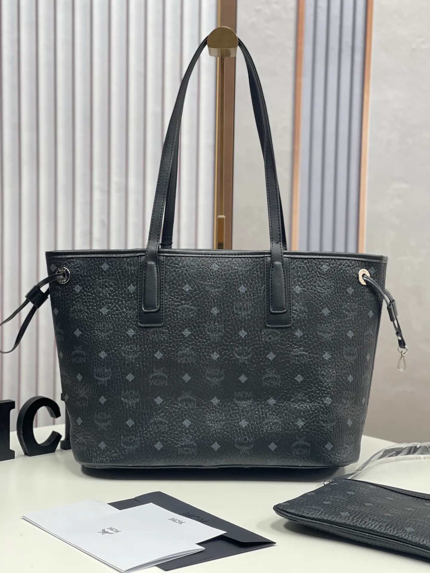 Batch 430💰💐MCM newly upgraded ✈️With gift box packaging🎡New double-sided shopping bag letter bag🔥Model 011 [Exclusive real shot] Two classic looks are integrated into one daily item. This medium-sized Liz shopping bag is made of Visetos and Nappa calf leather and is reversible. The inside can be flipped out to reveal Cubic's classic pattern. Plus, the lightweight exterior expands and contracts with the leather drawstring. The included detachable zippered clutch adds to the functionality of this shopping bag and can also be removed and used as a separate wallet for short trips. Dimensions: Actual medium size approximately 17.0 x 36.0 x 28.0 cm.
