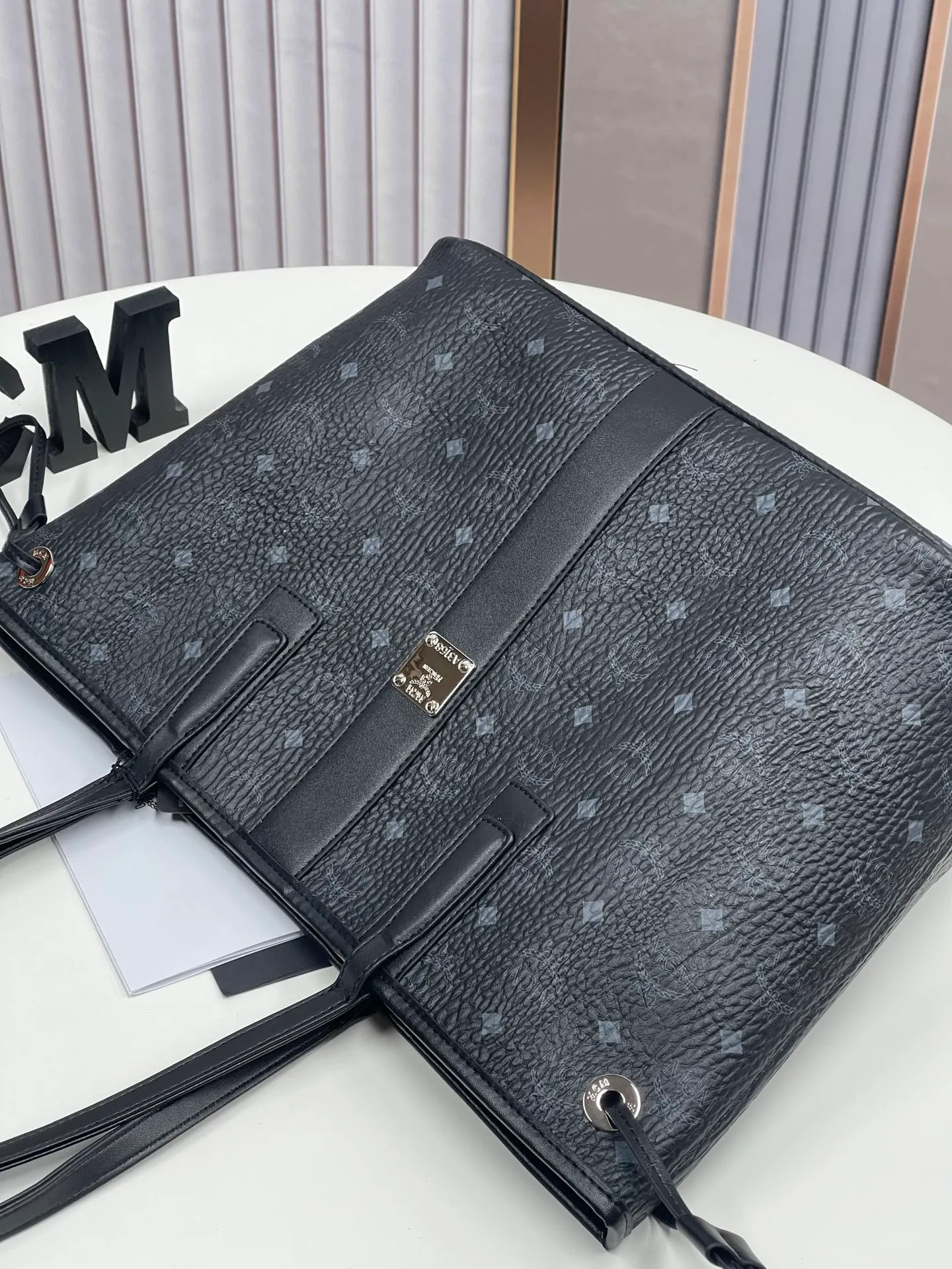 Batch 430💰💐MCM newly upgraded ✈️With gift box packaging🎡New double-sided shopping bag letter bag🔥Model 011 [Exclusive real shot] Two classic looks are integrated into one daily item. This medium-sized Liz shopping bag is made of Visetos and Nappa calf leather and is reversible. The inside can be flipped out to reveal Cubic's classic pattern. Plus, the lightweight exterior expands and contracts with the leather drawstring. The included detachable zippered clutch adds to the functionality of this shopping bag and can also be removed and used as a separate wallet for short trips. Dimensions: Actual medium size approximately 17.0 x 36.0 x 28.0 cm.