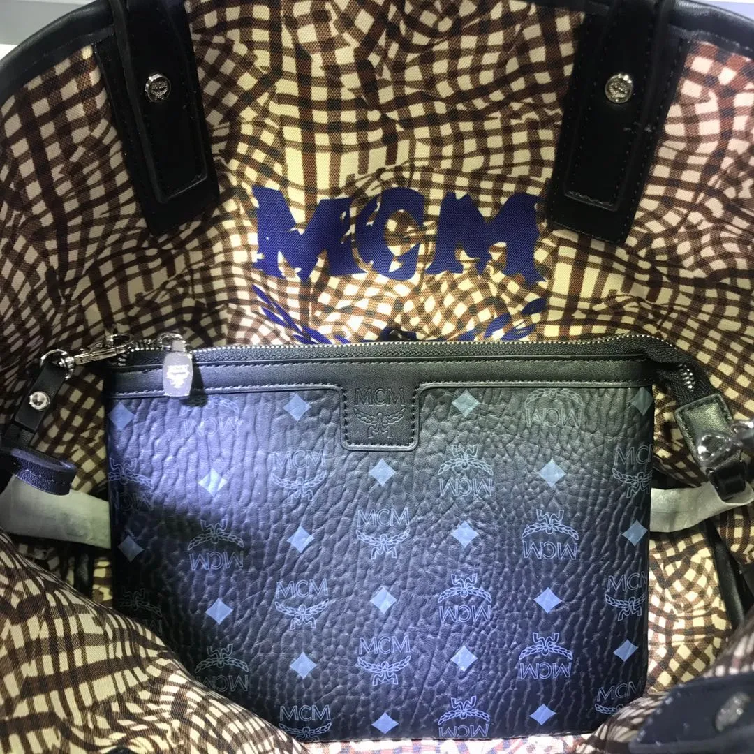 Batch 400💰Ｍ家🔥🍃🍃Mcm two-piece set ♥️Multifunctional shopping bag that can be transformed into a bucket bag in seconds Super high-end Anya hai🎊Double label inside. Floral cutting. Thick bark pattern‼ ️The same style as the stars. A must-have item for fashionistas. Original YKK zipper hardware. Genuine material. Canvas lining at the counter. Don’t miss it. Actual shot. Made of printed coated canvas. The top zipper can protect personal belongings. Ideal for travel. Size: 34 29 15🌺🌼