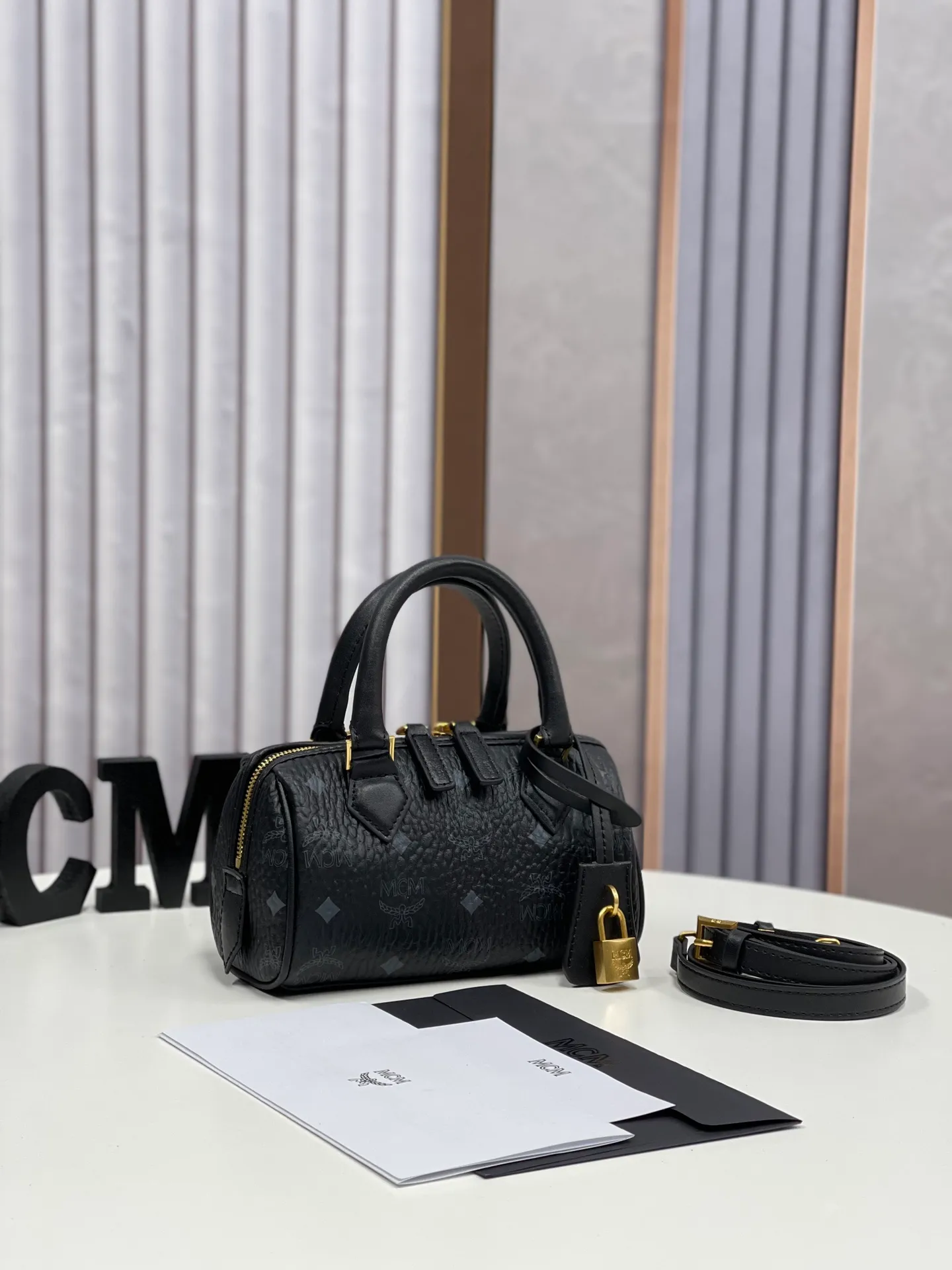 Batch 400💰MCM's new upgrade✈️New Boston mini pillow bag💐with gift box🎁Packaging [Exclusive real shot] Model: 701 Mini Boston With leather tag and engraved logo metal padlock, this Boston handbag is made of classic Visetos materials, which pays tribute to MCM's roots in travel. Its shape is reminiscent of a weekender bag, with clean lines and an extended zipper for easy opening. The workmanship is fine and meticulous. Size: 18*9.5cm