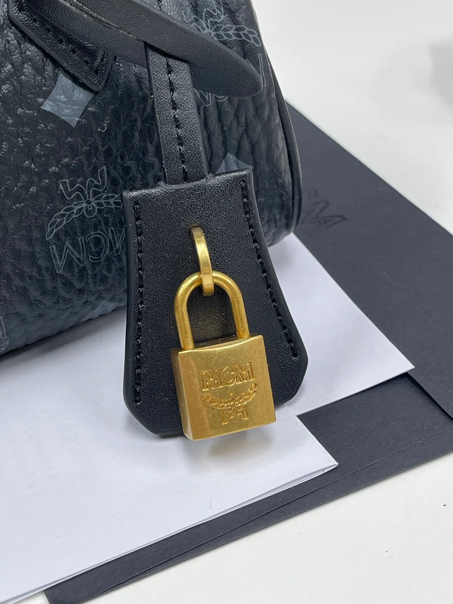 Batch 400💰MCM's new upgrade✈️New Boston mini pillow bag💐with gift box🎁Packaging [Exclusive real shot] Model: 701 Mini Boston With leather tag and engraved logo metal padlock, this Boston handbag is made of classic Visetos materials, which pays tribute to MCM's roots in travel. Its shape is reminiscent of a weekender bag, with clean lines and an extended zipper for easy opening. The workmanship is fine and meticulous. Size: 18*9.5cm
