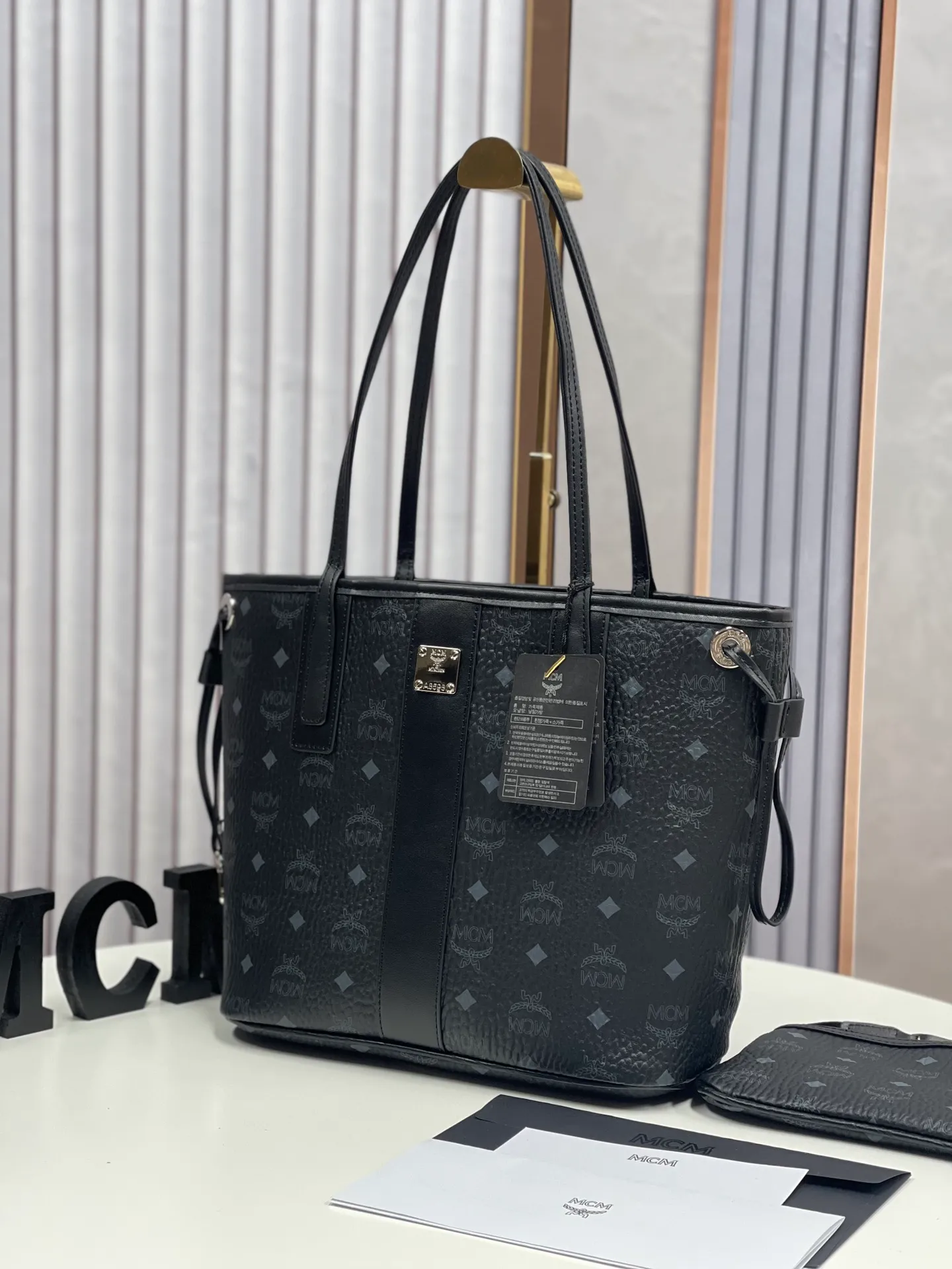 Batch 420💐MCM newly upgraded ✈️With gift box packaging [Exclusive real shot] Model 011 small size🔥Two classic looks are integrated into one daily item. This medium-sized Liz shopping bag is made of Visetos and Nappa calf leather and is reversible. The inside can be flipped out to reveal Cubic's classic pattern. Plus, the lightweight exterior expands and contracts with the leather drawstring. The included detachable zippered clutch adds to the functionality of this shopping bag and can also be removed and used as a separate wallet for short trips. Size: small size about 25X29X14CM