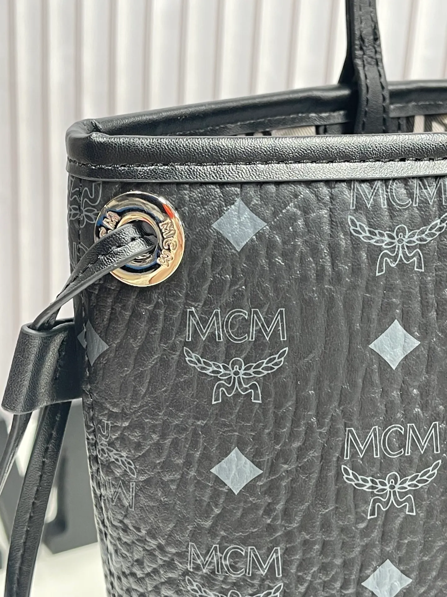 Batch 420💐MCM newly upgraded ✈️With gift box packaging [Exclusive real shot] Model 011 small size🔥Two classic looks are integrated into one daily item. This medium-sized Liz shopping bag is made of Visetos and Nappa calf leather and is reversible. The inside can be flipped out to reveal Cubic's classic pattern. Plus, the lightweight exterior expands and contracts with the leather drawstring. The included detachable zippered clutch adds to the functionality of this shopping bag and can also be removed and used as a separate wallet for short trips. Size: small size about 25X29X14CM