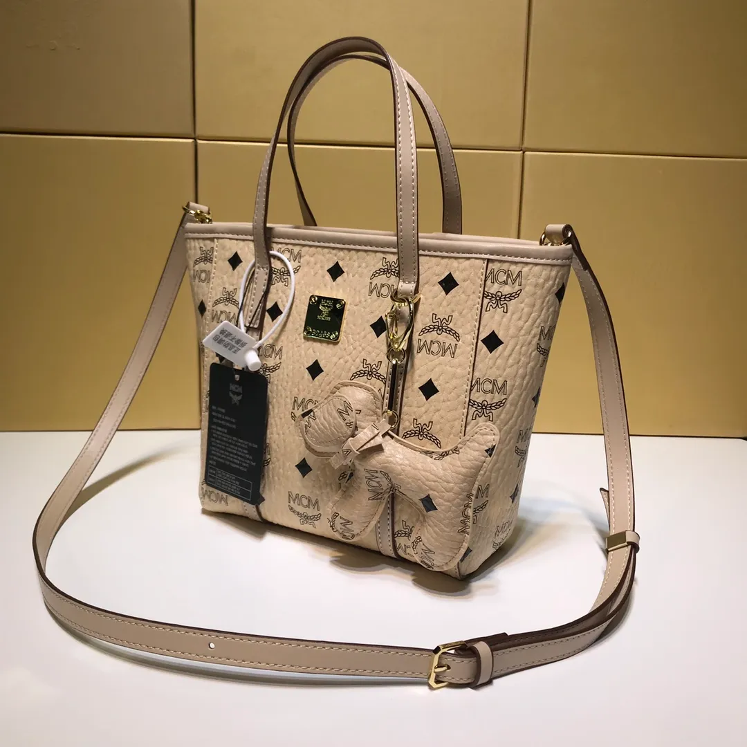 Batch 340💰New model [MCM] Toni Visetos shopping bag has a new look, super beautiful👗 This compact shopping bag is multi-functional and will last forever. Don't let the size of this mini tote fool you, it's designed with spacious interior and exterior compartments to store all your small essentials. The cotton canvas lining features a print inspired by street fashion, subtly retaining MCM's adventurous aesthetic. Pair it with the included cross-body strap for hands-free functionality and greater portability. Model 6703 size: 18.5x19x9.5cm🌸