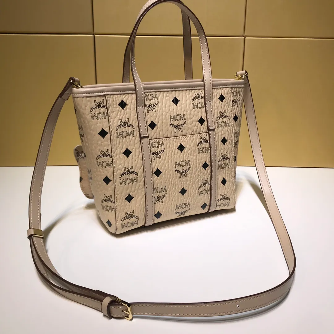 Batch 340💰New model [MCM] Toni Visetos shopping bag has a new look, super beautiful👗 This compact shopping bag is multi-functional and will last forever. Don't let the size of this mini tote fool you, it's designed with spacious interior and exterior compartments to store all your small essentials. The cotton canvas lining features a print inspired by street fashion, subtly retaining MCM's adventurous aesthetic. Pair it with the included cross-body strap for hands-free functionality and greater portability. Model 6703 size: 18.5x19x9.5cm🌸