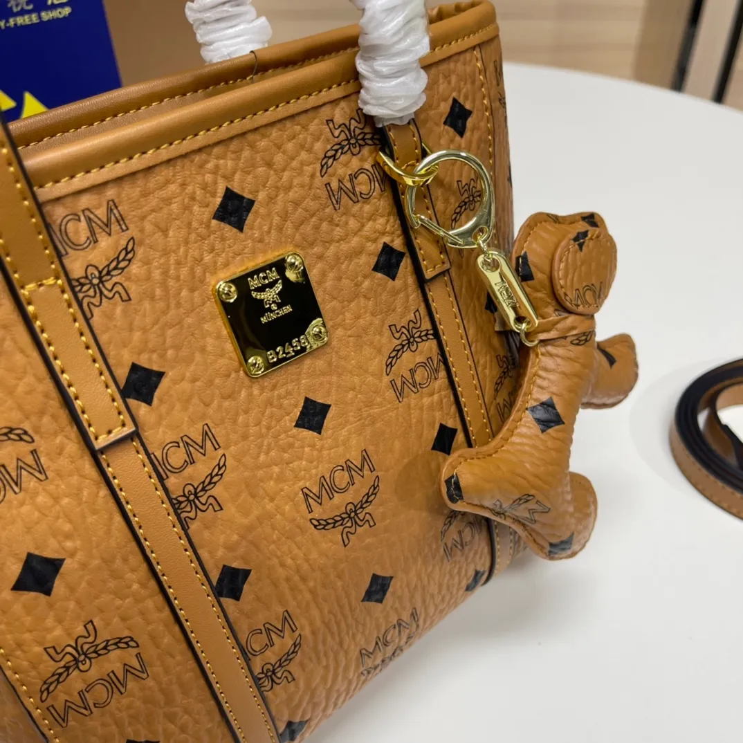 Batch 340💰New model [MCM] Toni Visetos shopping bag has a new look, super beautiful👗 This compact shopping bag is multi-functional and will last forever. Don't let the size of this mini tote fool you, it's designed with spacious interior and exterior compartments to store all your small essentials. The cotton canvas lining features a print inspired by street fashion, subtly retaining MCM's adventurous aesthetic. Pair it with the included cross-body strap for hands-free functionality and greater portability. Model 6703 size: 18.5x19x9.5cm🌸