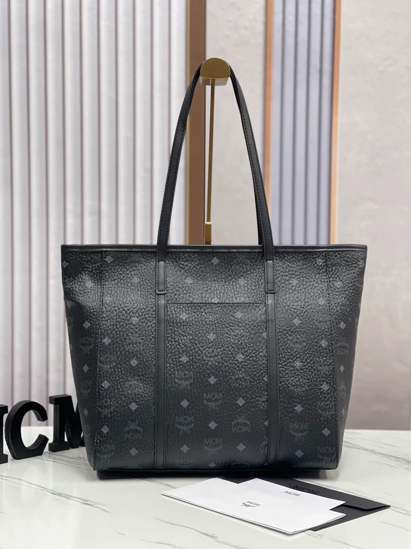 Batch 400💐MCM large shopping bag [New model launched] No gift box🎁Packaging Model 09. 🦁️Toni shopping bag is made of classic Visetos material and decorated with soft Nappa leather trim. The trapezoidal shape combines aesthetic features with strong practicality. Inside, the luxurious cotton canvas compartment is printed with a chain-link pattern inspired by traditional street fashion, and a top zip closure keeps belongings safe. Dimensions: 32 x 32 x 16.0 cm,