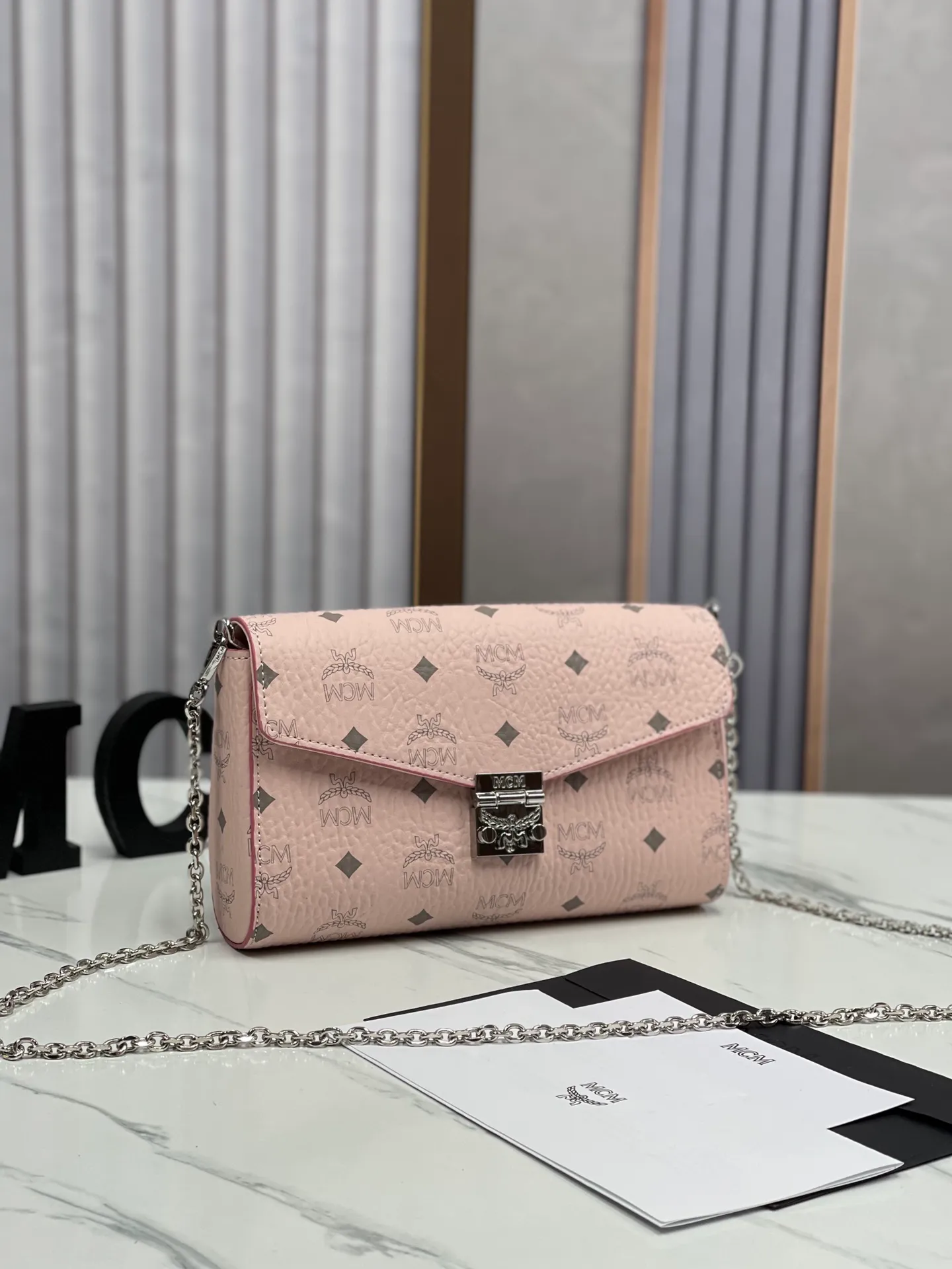 Batch 340 small size 💰350 medium size 💰💐MCM new upgrade ✈️medium size chain with gift box🎁packaging 🌾Model 37158-1 medium size , small size, this Tracy front flap crossbody bag is made of MCM classic visetos material. It is a classic item created for MCM users. It is equipped with a detachable chain strap and bay leaf lock, always interpreting the MCM brand spirit. Size: Actual medium size 23.5*13.5cm, small size 18·11