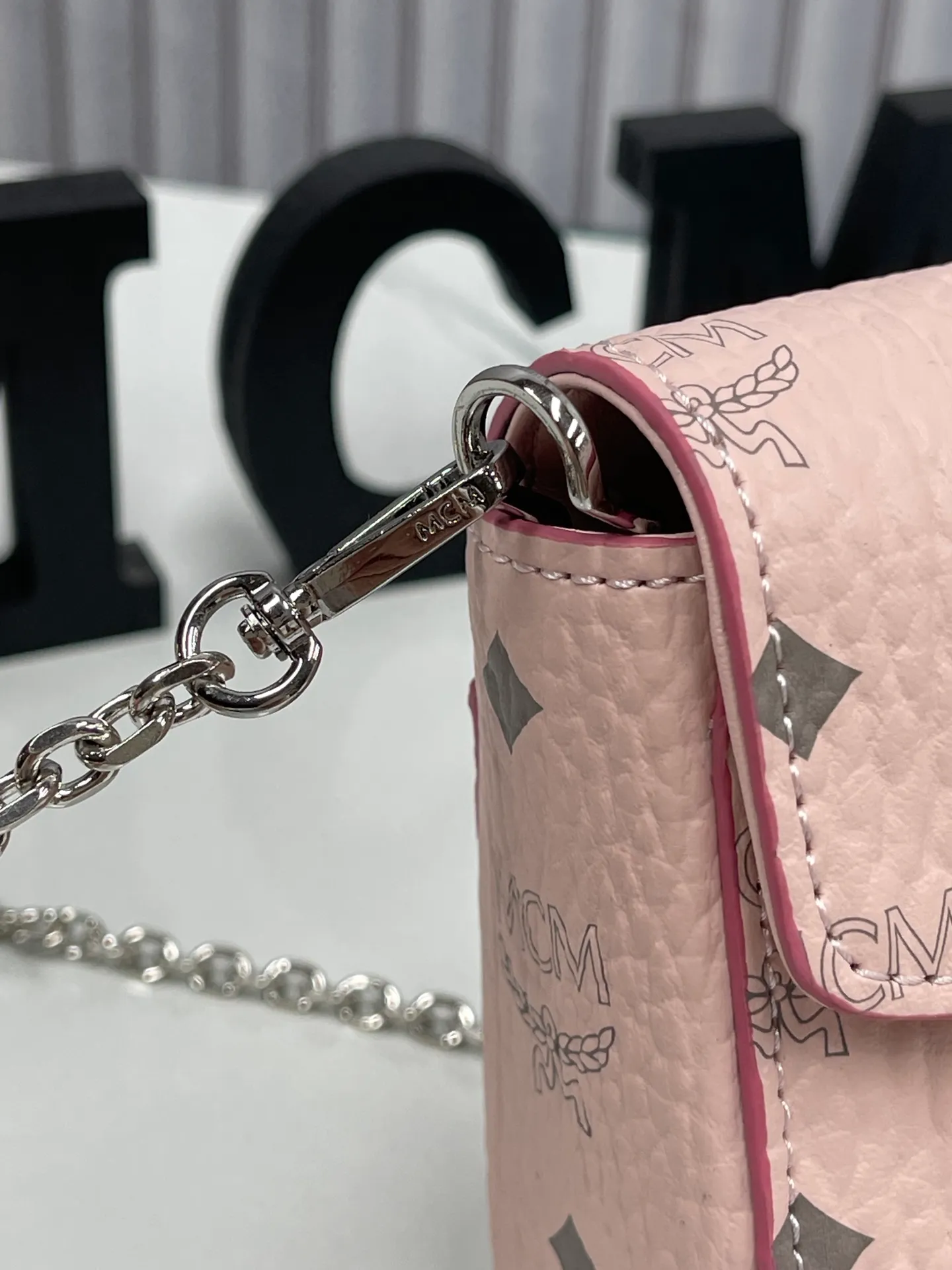 Batch 340 small size 💰350 medium size 💰💐MCM new upgrade ✈️medium size chain with gift box🎁packaging 🌾Model 37158-1 medium size , small size, this Tracy front flap crossbody bag is made of MCM classic visetos material. It is a classic item created for MCM users. It is equipped with a detachable chain strap and bay leaf lock, always interpreting the MCM brand spirit. Size: Actual medium size 23.5*13.5cm, small size 18·11