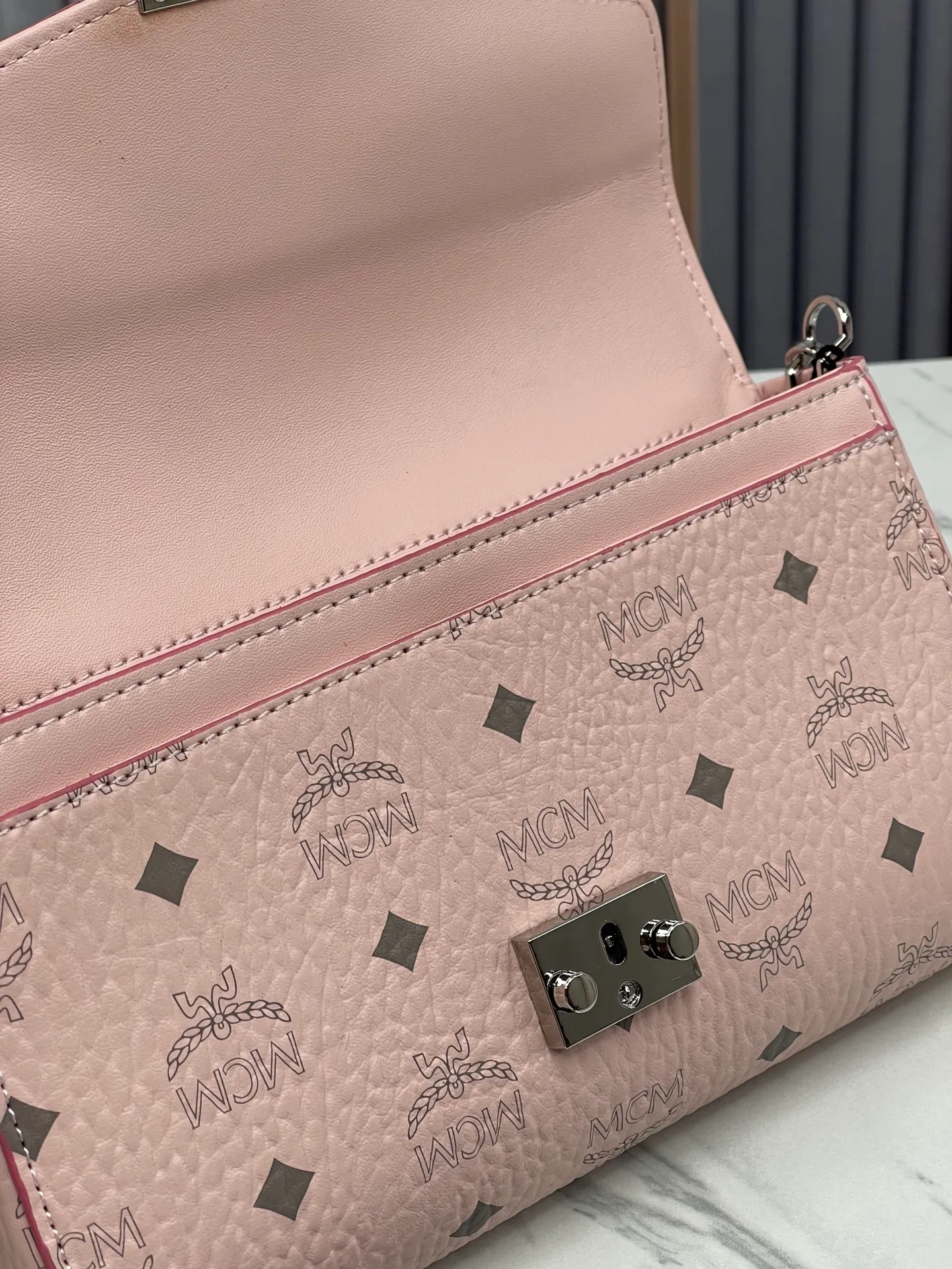Batch 340 small size 💰350 medium size 💰💐MCM new upgrade ✈️medium size chain with gift box🎁packaging 🌾Model 37158-1 medium size , small size, this Tracy front flap crossbody bag is made of MCM classic visetos material. It is a classic item created for MCM users. It is equipped with a detachable chain strap and bay leaf lock, always interpreting the MCM brand spirit. Size: Actual medium size 23.5*13.5cm, small size 18·11