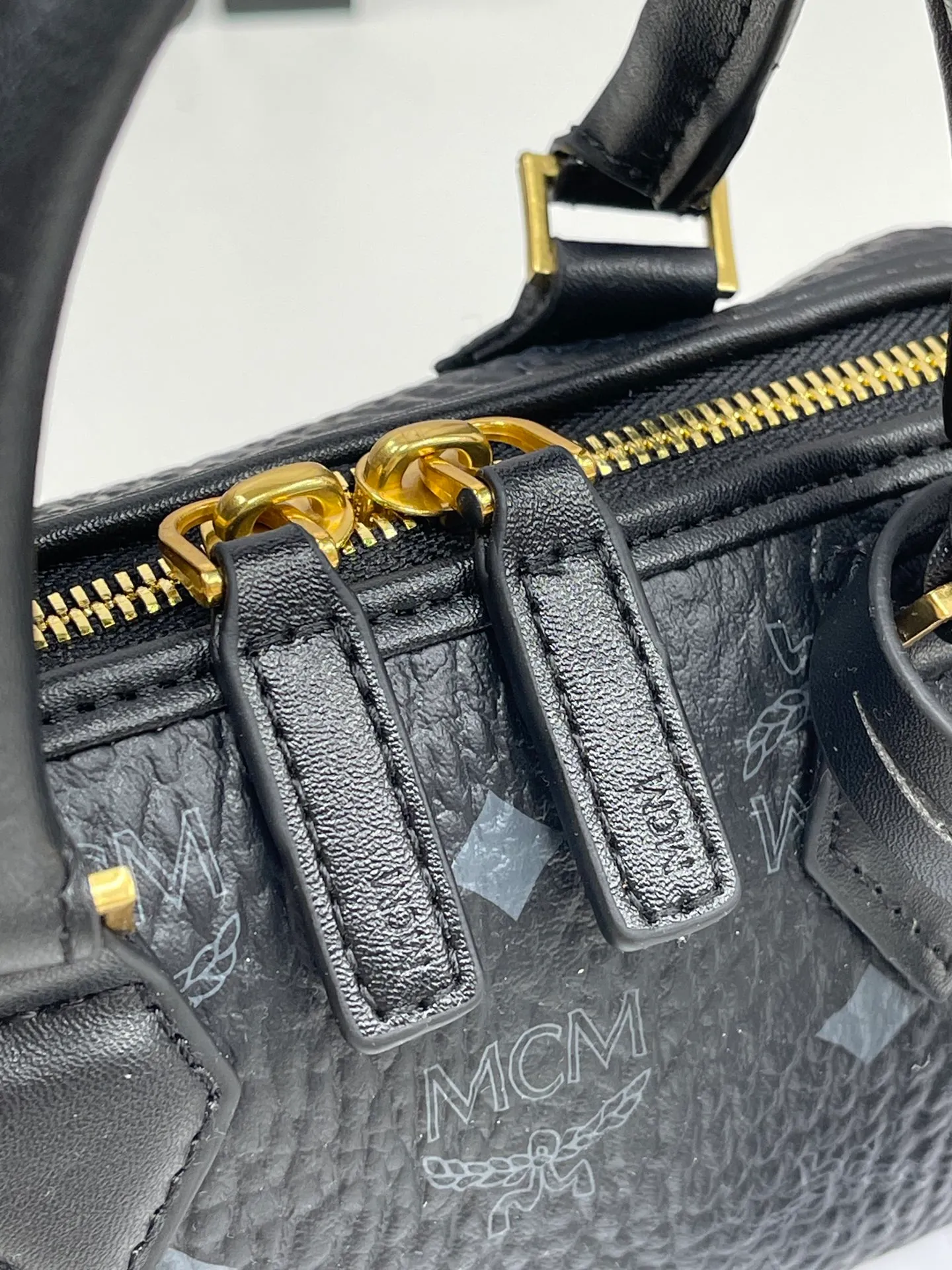 Batch 400💰MCM's new upgrade✈️New Boston mini pillow bag💐with gift box🎁Packaging [Exclusive real shot] Model: 701 Mini Boston With leather tag and engraved logo metal padlock, this Boston handbag is made of classic Visetos materials, which pays tribute to MCM's roots in travel. Its shape is reminiscent of a weekender bag, with clean lines and an extended zipper for easy opening. The workmanship is fine and meticulous. Size: 18*9.5cm