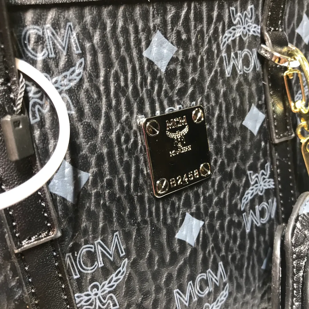 Batch 340💰New model [MCM] Toni Visetos shopping bag has a new look, super beautiful👗 This compact shopping bag is multi-functional and will last forever. Don't let the size of this mini tote fool you, it's designed with spacious interior and exterior compartments to store all your small essentials. The cotton canvas lining features a print inspired by street fashion, subtly retaining MCM's adventurous aesthetic. Pair it with the included cross-body strap for hands-free functionality and greater portability. Model 6703 size: 18.5x19x9.5cm🌸