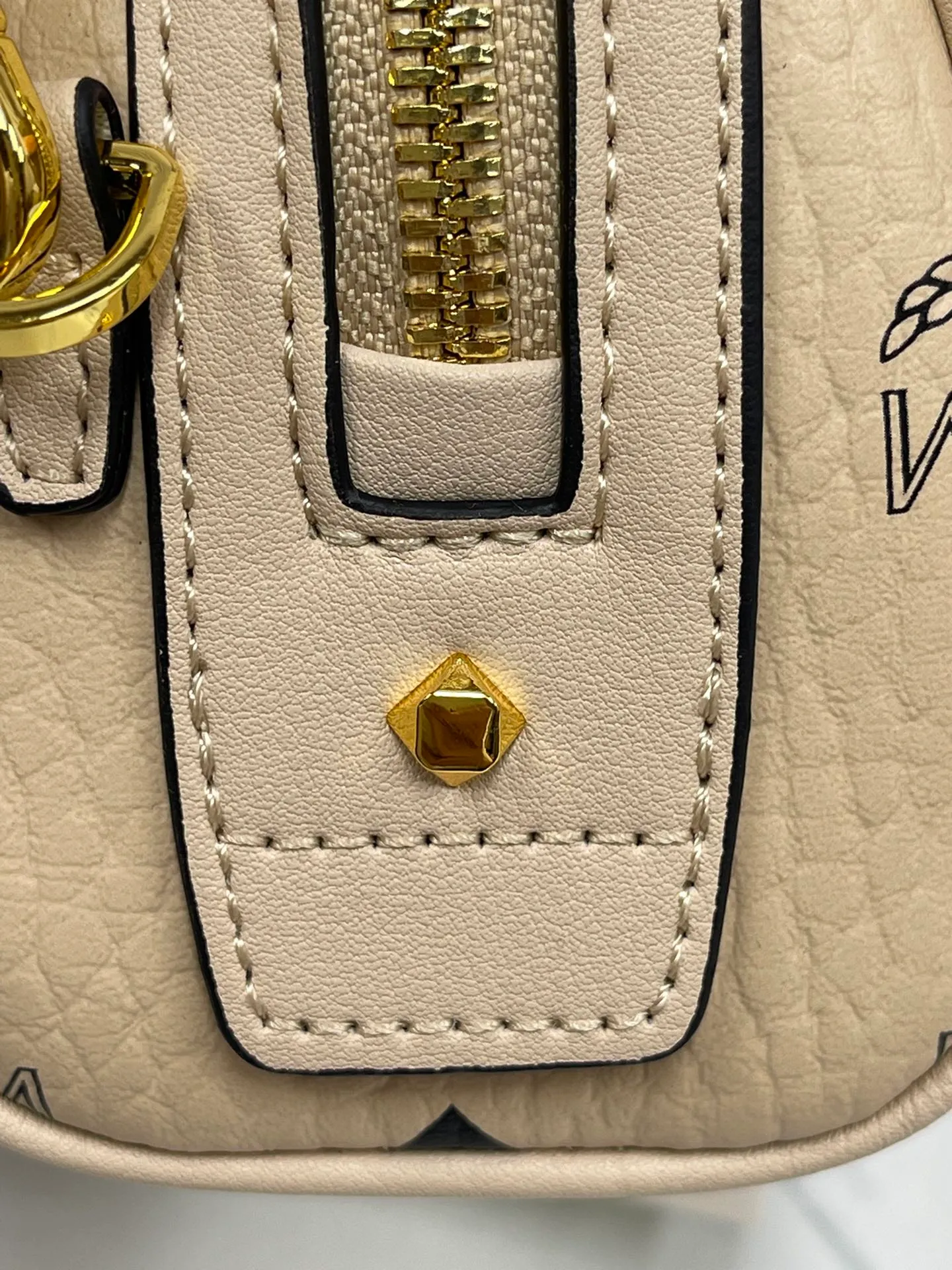 P380💰MCM new upgraded version✈️·High quality💐With gift box🎁Packaging [Exclusive real shot] Model Mini Boston This Boston handbag is made of classic Visetos material, which expresses tribute to MCM's roots in travel. Its shape is reminiscent of a weekender bag, with clean lines and an extended zipper for easy opening. The workmanship is meticulous and meticulous, with the top handles wrapped, stitched and edge-painted by hand. Size: 18*9.5cm