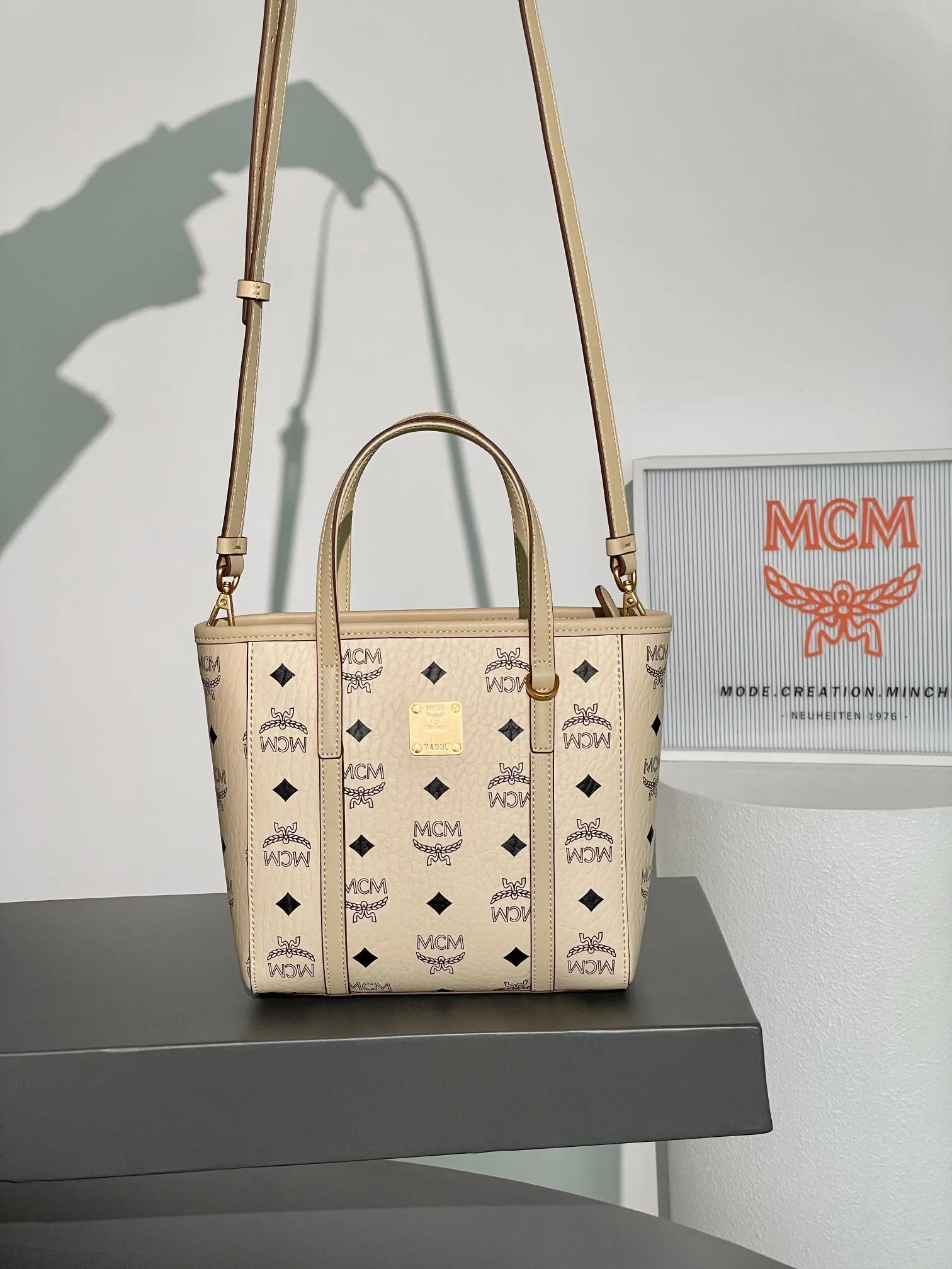 𝗠𝗖𝗠 𝗔𝗿𝗲𝗻 𝗩𝗶𝘀𝗲𝘁𝗼𝘀 𝗠𝗶𝗻𝗶 🆕New rice and cabbage basket 💰520 👏New colors, exclusive®️old flower all over print Mini Aren shopper bag in signature Visetos and trimmed in Nappa leather. The bag features a geometric design that is both unique and practical. The bag is lined in luxurious cotton canvas and features a geometric print inspired by the brand's urban spirit. The top zipper closure ensures the safety of the belongings inside. Paired with a shoulder strap, it can be carried hands-free and has unparalleled versatility. Size: 19*9.5*18.5cm Shoulder strap: 98-114cm/removable Handle: drop length 10cm Opening and closing: zipper opening Color: off-white/Beige▫️ 💰520 comes with gift box