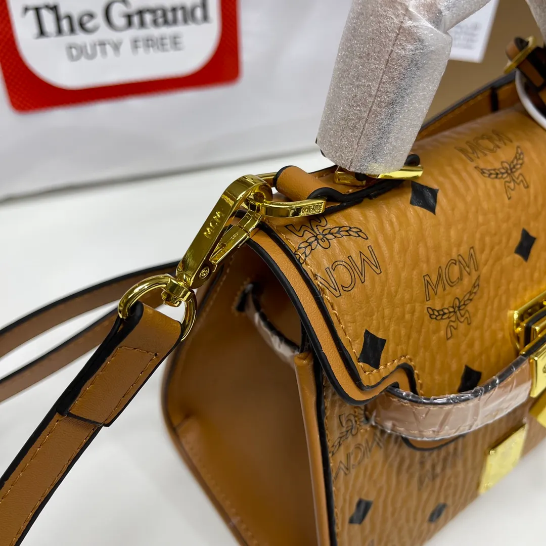 Batch 420💰MCM's super exquisite Kelly bag sisters! The Kelly bag is really too exquisite. Your fairy bag is the right one. It's super exquisite. It's suitable for various occasions. It's perfect when worn on one shoulder or cross-body or paired with a small skirt. The size is 19*8*14.5cm.