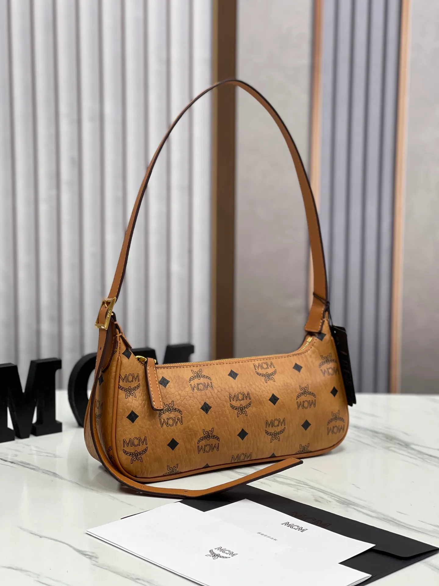 Batch 400💰 MCM counter new style with counter eco-friendly ♻️ gift box packaging 🎁Model 703 🌺 Super cool must-have bag MCM new baguette bag has a very slender and slender appearance; cleverly designed shoulder straps, you can switch the handbag between a crossbody bag and an armpit bag at any time; it is most suitable to be worn in all seasons, a minimalist and elegant style. Size 26.5X13.5X6.5 ~