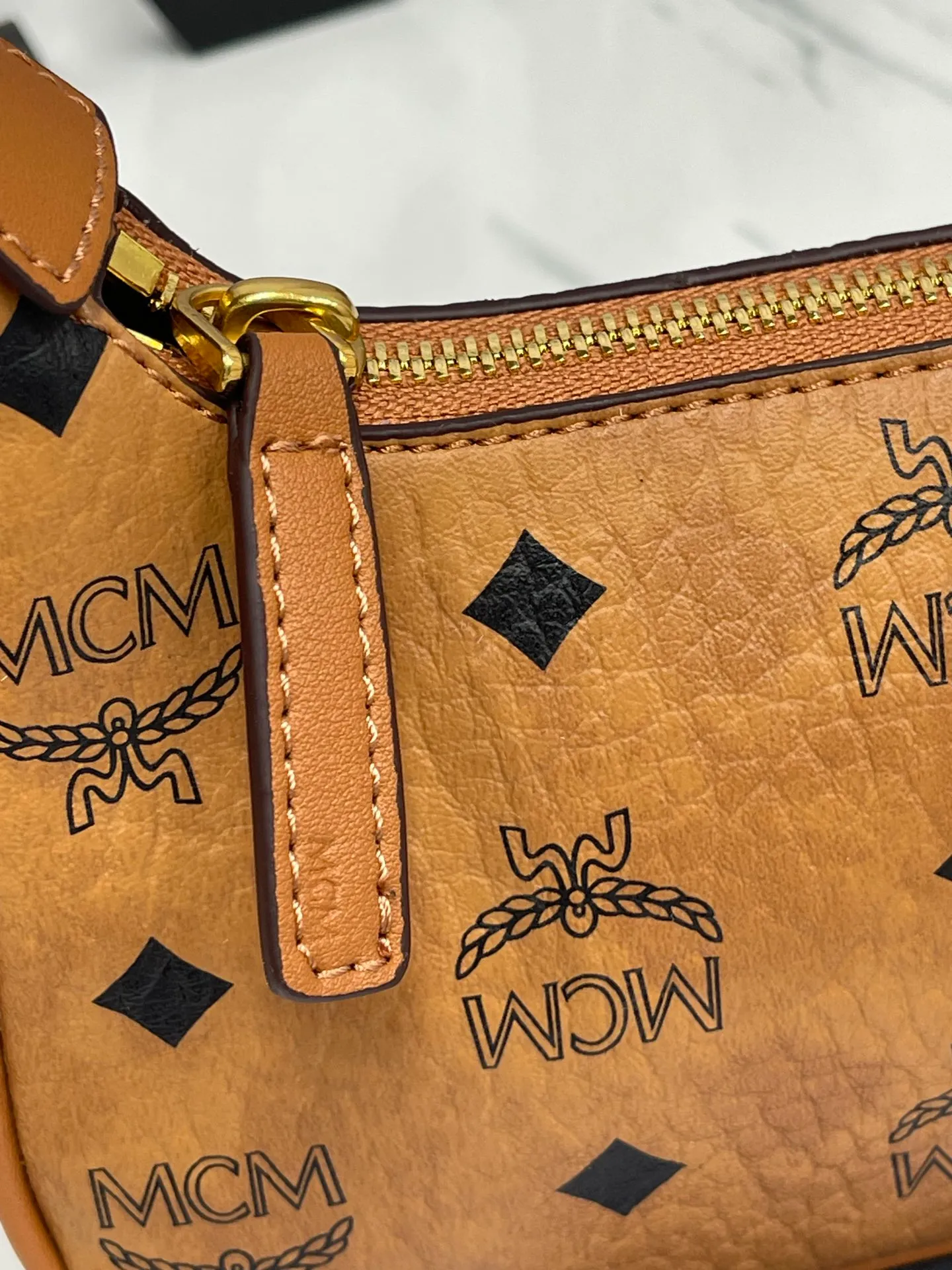 Batch 400💰 MCM counter new style with counter eco-friendly ♻️ gift box packaging 🎁Model 703 🌺 Super cool must-have bag MCM new baguette bag has a very slender and slender appearance; cleverly designed shoulder straps, you can switch the handbag between a crossbody bag and an armpit bag at any time; it is most suitable to be worn in all seasons, a minimalist and elegant style. Size 26.5X13.5X6.5 ~