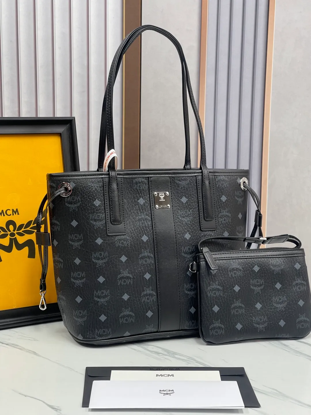 P420¥🥰MCM newly upgraded·High quality✈️Packaged in gift box [Exclusive real shot] Model 011 Small🔥Two classic looks are integrated into one daily item. This medium-sized Liz shopping bag is made of Visetos and Nappa calf leather and is reversible. The inside can be flipped out to reveal Cubic's classic pattern. Plus, the lightweight exterior expands and contracts with the leather drawstring. The included detachable zippered clutch adds to the functionality of this shopping bag and can also be removed and used as a separate wallet for short trips. Size: small size about 25X29X14CM