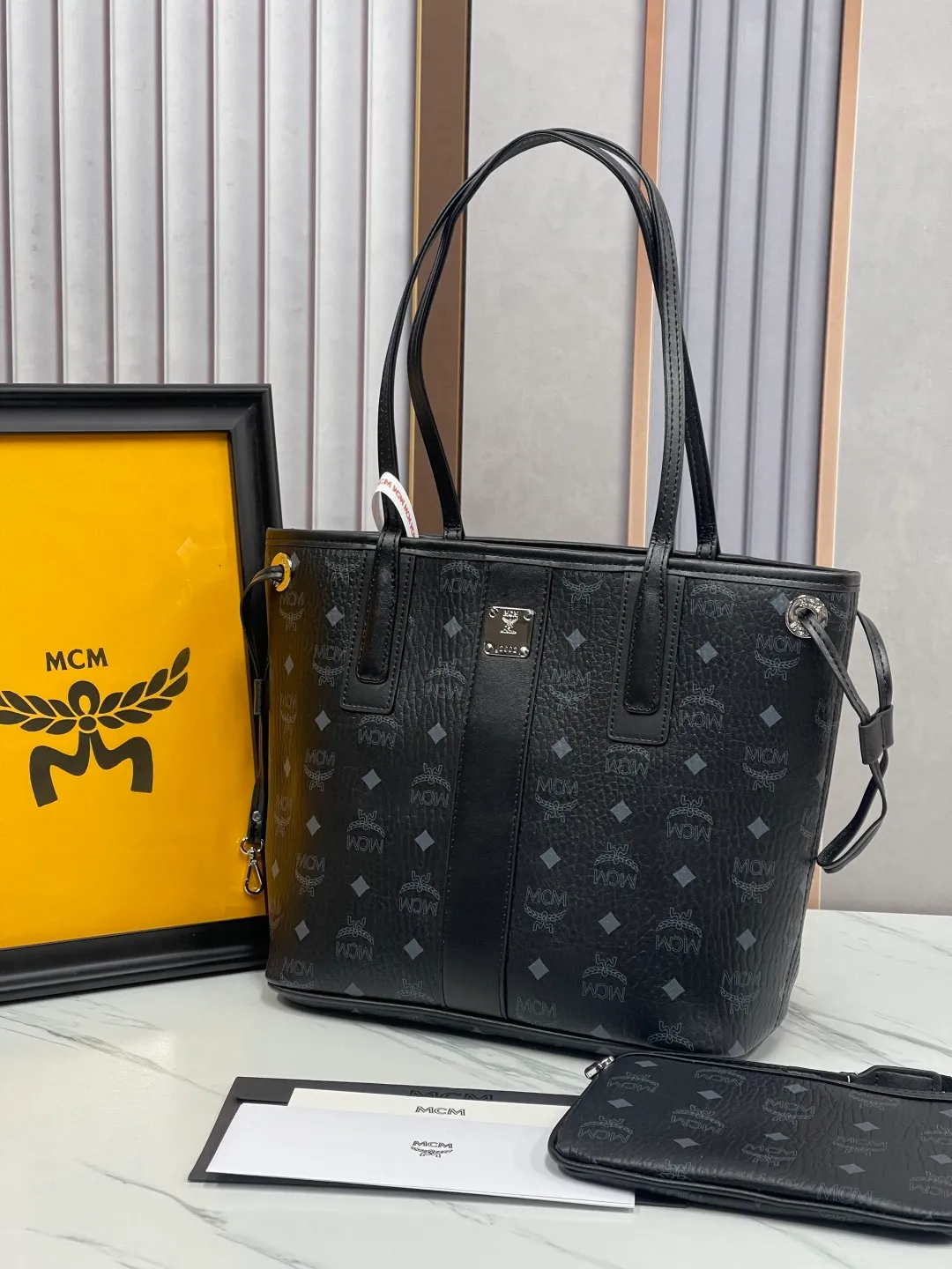 P420¥🥰MCM newly upgraded·High quality✈️Packaged in gift box [Exclusive real shot] Model 011 Small🔥Two classic looks are integrated into one daily item. This medium-sized Liz shopping bag is made of Visetos and Nappa calf leather and is reversible. The inside can be flipped out to reveal Cubic's classic pattern. Plus, the lightweight exterior expands and contracts with the leather drawstring. The included detachable zippered clutch adds to the functionality of this shopping bag and can also be removed and used as a separate wallet for short trips. Size: small size about 25X29X14CM