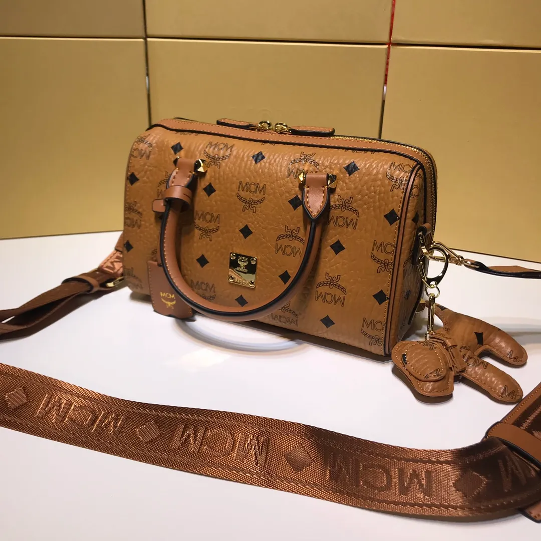 Batch 400💰💫Exclusive MCM classic 💐Pillow with dog pendant】With gorgeous lines and easy-to-detach practical wide shoulder straps, Patricia’s classic is now... exciting. This cross-body bag is made with Visetos printing coating technology, which is timeless and timeless. It uses 3D silk screen printing process. Quite a head turner. Size: 25X17X12🔥🔥